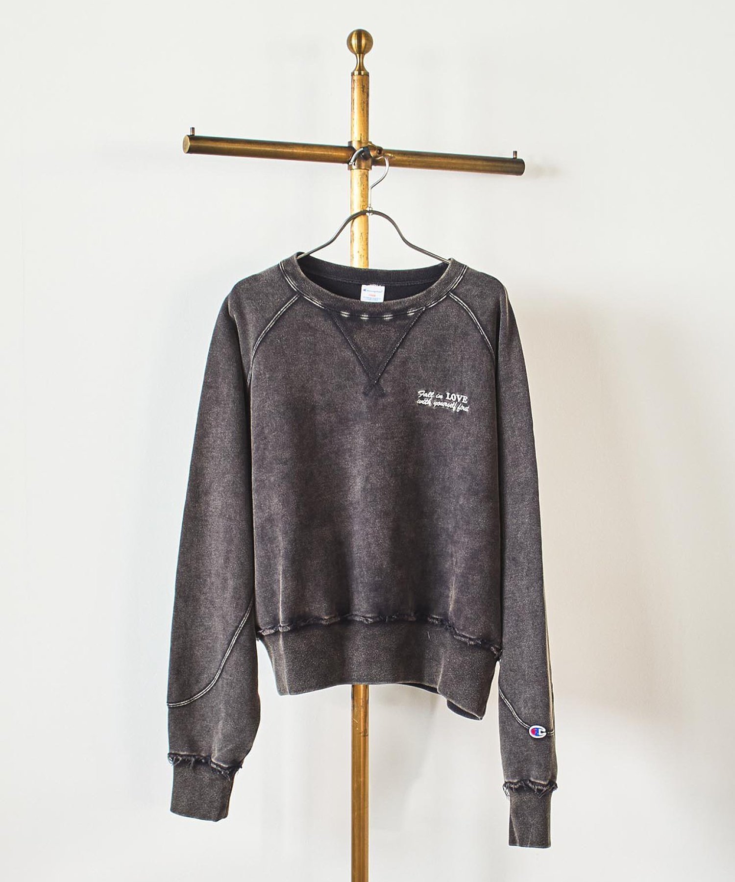 【ローズバッド/ROSE BUD】の【Champion別注】ROSE BUD*Champion HEAVY WASH SWEAT インテリア・キッズ・メンズ・レディースファッション・服の通販 founy(ファニー) ファッション Fashion レディースファッション Fashion for Women トップス・カットソー Cut & Sew Tops レディースパーカー・カジュアルフーディー Casual Hoodies & Sweatshirts スウェット・クルーネックトップス Sweatshirts & Crewnecks / Relaxed Fit Sweat Tops オレンジ Orange ヴィンテージ Vintage Style デニム Denim, Jeans Material トレンド Trend, Trending Now パターン Pattern, Design Print ベーシック Basic, Essential 別注 Limited Edition, Custom Order おすすめ Recommended / Our Picks BLACK|ID: prp329100004802631 ipo3291000000034844470
