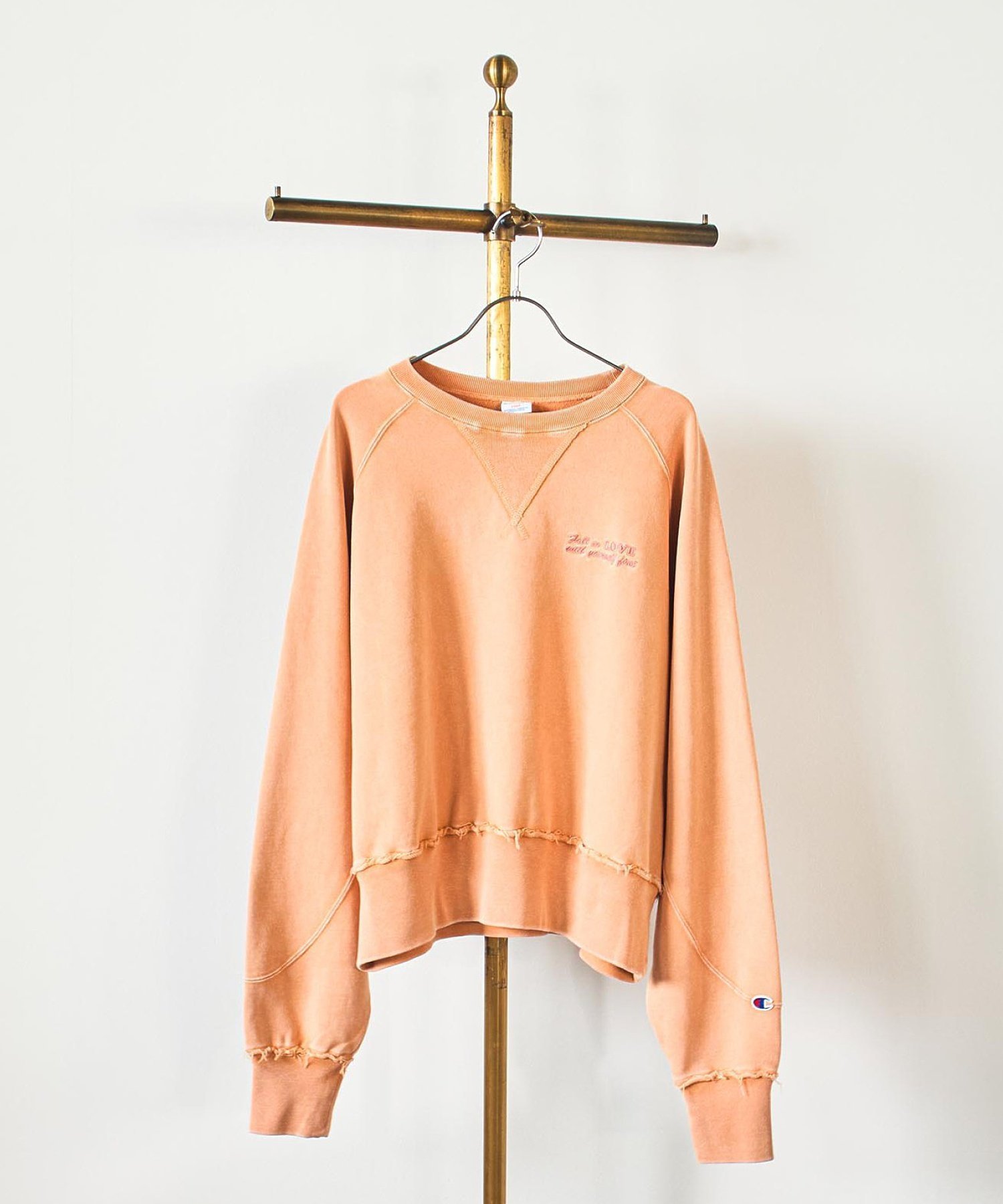 【ローズバッド/ROSE BUD】の【Champion別注】ROSE BUD*Champion HEAVY WASH SWEAT インテリア・キッズ・メンズ・レディースファッション・服の通販 founy(ファニー) ファッション Fashion レディースファッション Fashion for Women トップス・カットソー Cut & Sew Tops レディースパーカー・カジュアルフーディー Casual Hoodies & Sweatshirts スウェット・クルーネックトップス Sweatshirts & Crewnecks / Relaxed Fit Sweat Tops オレンジ Orange ヴィンテージ Vintage Style デニム Denim, Jeans Material トレンド Trend, Trending Now パターン Pattern, Design Print ベーシック Basic, Essential 別注 Limited Edition, Custom Order おすすめ Recommended / Our Picks ORANGE|ID: prp329100004802631 ipo3291000000034844473