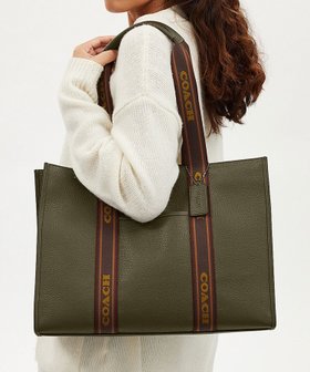 【コーチ/COACH】の【公式】ラージ スミス トート 人気、トレンドファッション・服の通販 founy(ファニー) ファッション Fashion レディースファッション Fashion for Women バッグ Bags シューズ Shoes, Footwear ポケット Pocket, Pocket Detail 財布 Wallet, Purse |ID:prp329100004802901