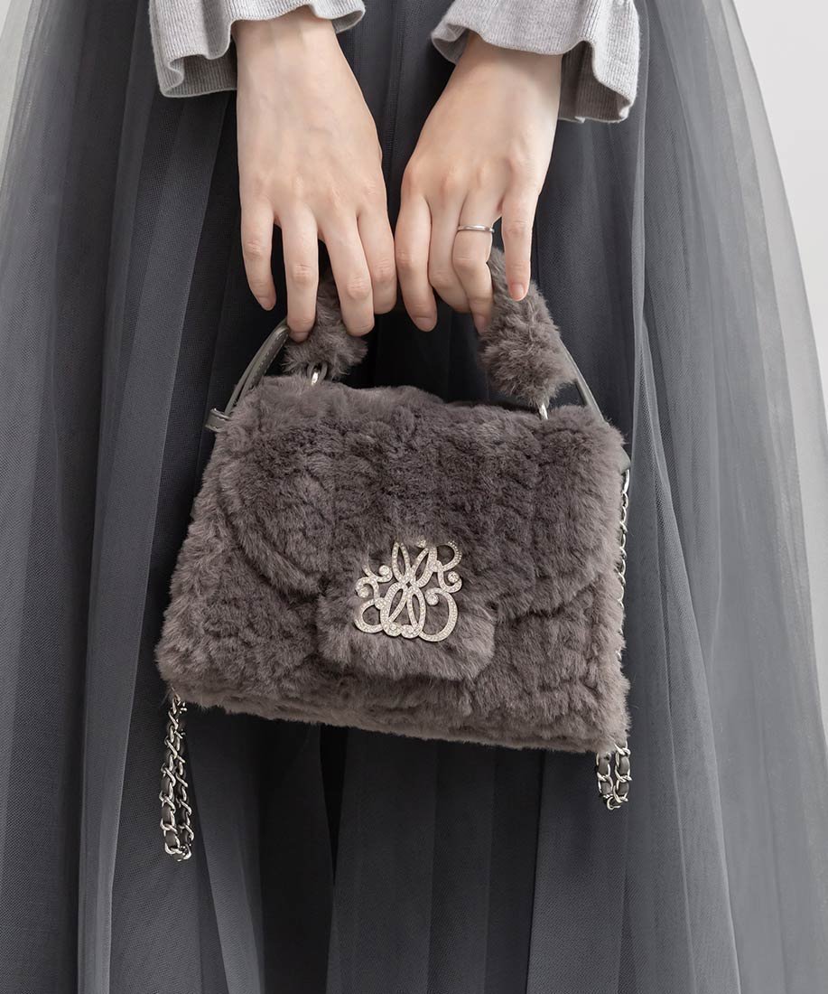 【ランダ/RANDA】の2WAY モノグラムショルダーファーバッグ インテリア・キッズ・メンズ・レディースファッション・服の通販 founy(ファニー) ファッション Fashion レディースファッション Fashion for Women バッグ Bags コンパクト Compact, Small Size ショルダー Shoulder, Shoulder Strap チェーン Chain, Chain Strap テクスチャー Texture, Textured Fabric ハンカチ Handkerchief, Hanky フェミニン Feminine, Girly フォルム Silhouette, Form フラップ Flap, Flap Pocket フロント Front, Front Design ポケット Pocket, Pocket Detail ポーチ Pouch, Small Case マグネット Magnet, Magnetic Closure リップ Lip, Lip Motif エレガント 上品 Elegant 人気 Popular, Best Seller 財布 Wallet, Purse GRAY|ID: prp329100004802944 ipo3291000000034847077