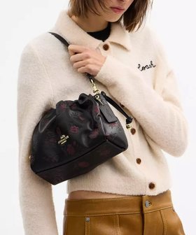 【コーチ/COACH】の【公式】フェイ ドローストリング バッグ・フローラル プリント 人気、トレンドファッション・服の通販 founy(ファニー) ファッション Fashion レディースファッション Fashion for Women アウトレット Outlet / Clearance シューズ Shoes, Footwear ドローストリング Drawstring, Pull Cord プリント Print, Printed Pattern マグネット Magnet, Magnetic Closure ラップ Wrap, Wrap Design 財布 Wallet, Purse |ID:prp329100004802960