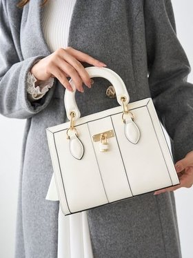 【スナイデル/SNIDEL】 スクエアパッドロックバッグ人気、トレンドファッション・服の通販 founy(ファニー) ファッション Fashion レディースファッション Fashion for Women バッグ Bags エレガント 上品 Elegant クラシカル Classical, Vintage-Inspired コンパクト Compact, Small Size スクエア Square, Square Shape スマート Smart, Elegant 人気 Popular, Best Seller フェイクレザー Faux Leather, PU Leather ポケット Pocket, Pocket Detail モチーフ Motif, Design Theme おすすめ Recommended / Our Picks |ID:prp329100004803041