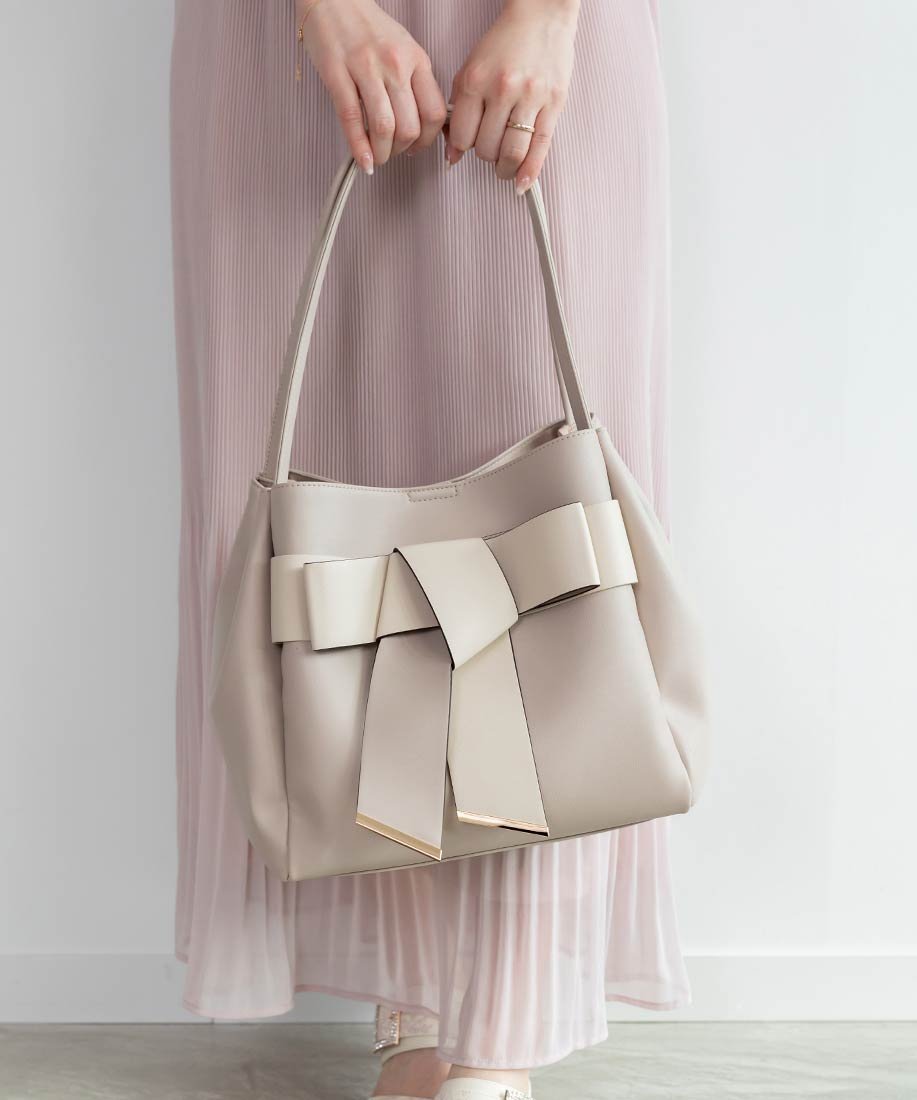 【ランダ/RANDA】の【A4対応】リボントートバッグ インテリア・キッズ・メンズ・レディースファッション・服の通販 founy(ファニー) ファッション Fashion レディースファッション Fashion for Women バッグ Bags ハンカチ Handkerchief, Hanky ポケット Pocket, Pocket Detail ポーチ Pouch, Small Case マグネット Magnet, Magnetic Closure リップ Lip, Lip Motif リボン Ribbon, Bow エレガント 上品 Elegant 傘 Umbrella, Parasol 手帳 Planner, Notebook 財布 Wallet, Purse ビジネス 仕事 通勤 Business / Work / Commuting GREGE|ID: prp329100004803115 ipo3291000000034848087