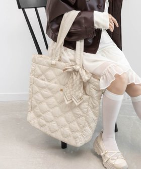 【ランダ/RANDA】の【A4対応】2WAY リボンキルティングトートバッグ 人気、トレンドファッション・服の通販 founy(ファニー) ファッション Fashion レディースファッション Fashion for Women バッグ Bags キルティング Quilted, Quilting キーホルダー Keychain, Key Holder 傘 Umbrella, Parasol スカーフ Scarf, Neckwear 財布 Wallet, Purse 手帳 Planner, Notebook ハンカチ Handkerchief, Hanky フェミニン Feminine, Girly ポケット Pocket, Pocket Detail ポーチ Pouch, Small Case リップ Lip, Lip Motif リボン Ribbon, Bow 旅行 Travel エレガント 上品 Elegant ビジネス 仕事 通勤 Business / Work / Commuting |ID:prp329100004803154