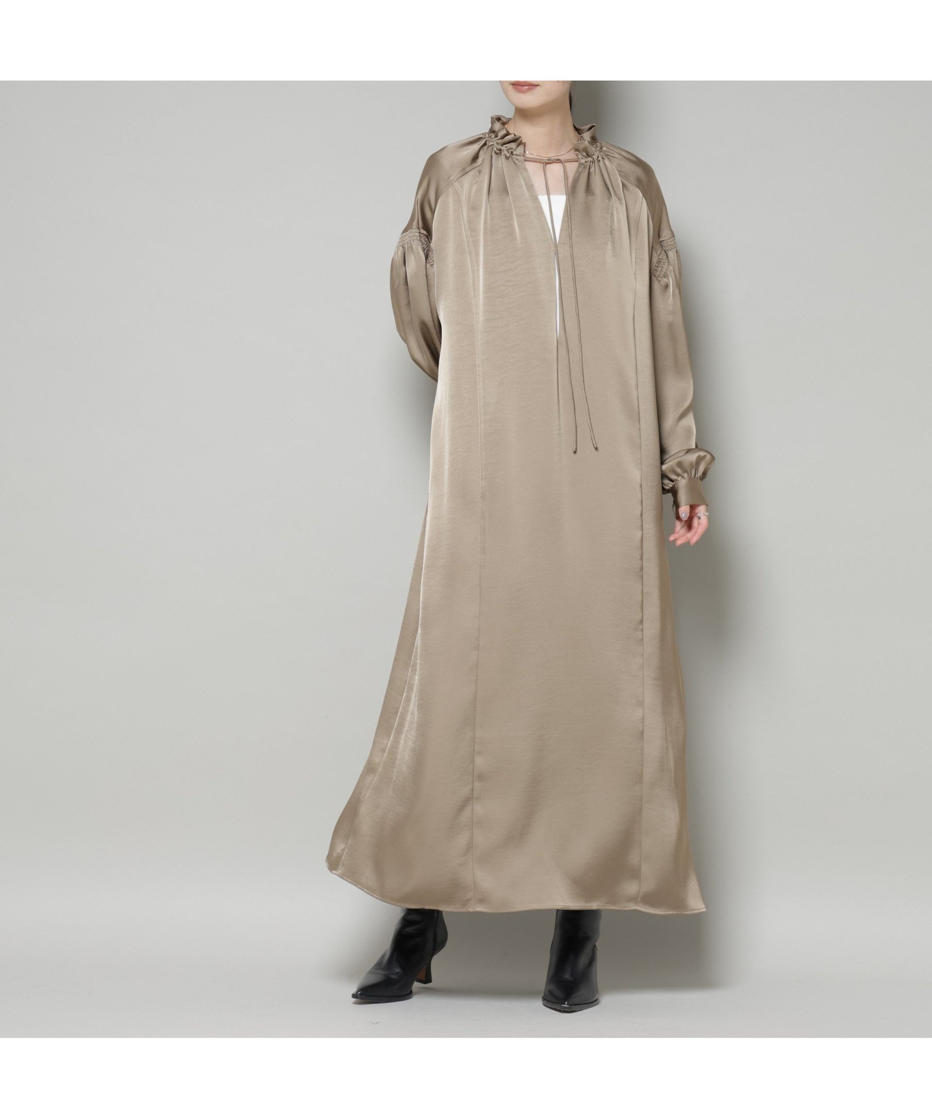 【ナノ ユニバース/nano universe】のシャーリングギャザースリーブサテンマキシワンピース インテリア・キッズ・メンズ・レディースファッション・服の通販 founy(ファニー) ファッション Fashion レディースファッション Fashion for Women ワンピース Dresses マキシ丈ワンピース・ロングドレス Maxi Dresses / Long One-Pieces ウォッシャブル Machine Washable ギャザー Gathered, Ruffled サテン Satin, Glossy Fabric ジャケット Jacket, Outerwear タートルネック Turtleneck, High Neck A/W・秋冬 Autumn/Winter アウトレット Outlet / Clearance エレガント 上品 Elegant ビジネス 仕事 通勤 Business / Work / Commuting 2025年 2025 2025-2026秋冬・A/W Autumn/Winter 2025–26 AW25–26 ベージュ|ID: prp329100004803836 ipo3291000000034852999