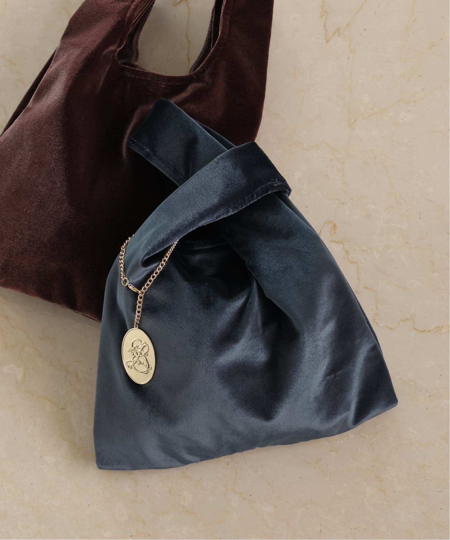 【スローブ イエナ/SLOBE IENA】のEx-Libris Paris SLOBE別注 ベロアバッグ インテリア・キッズ・メンズ・レディースファッション・服の通販 founy(ファニー) ファッション Fashion レディースファッション Fashion for Women トップス・カットソー Cut & Sew Tops ベロアトップス Velour Tops / Velvet-Look Items バッグ Bags クラシック Classic, Timeless Style スマート Smart, Elegant チャーム Charm, Pendant 手描き Hand-Drawn, Illustrated バロック Baroque, Baroque Design フランス France, French ベロア Velour, Soft Velvet 別注 Limited Edition, Custom Order モチーフ Motif, Design Theme エレガント 上品 Elegant ブルー|ID: prp329100004804038 ipo3291000000034854829