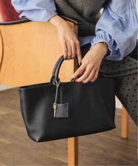 【スローブ イエナ/SLOBE IENA】の《追加4 》SLOBE レザートートバッグ 人気、トレンドファッション・服の通販 founy(ファニー) ファッション Fashion レディースファッション Fashion for Women バッグ Bags 2025年 2025 2025-2026秋冬・A/W Autumn/Winter 2025–26 AW25–26 ショルダー Shoulder, Shoulder Strap チャーム Charm, Pendant トレンド Trend, Trending Now フェミニン Feminine, Girly 財布 Wallet, Purse |ID:prp329100004804950