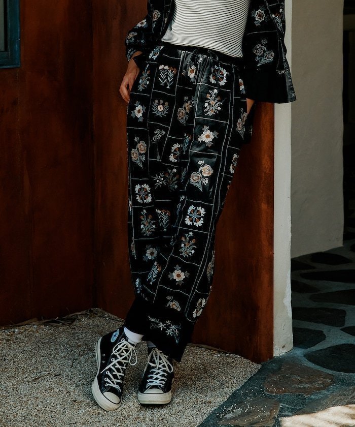【フリークスストア/FREAK'S STORE】のパッチワーク花刺繍パンツ 25AW インテリア・キッズ・メンズ・レディースファッション・服の通販 founy(ファニー) ファッション Fashion レディースファッション Fashion for Women パンツ Pants & Trousers 春 Spring コレクション Collection, Seasonal Line セットアップ Set-Up, Coordinated Outfit 人気 Popular, Best Seller バランス Balance, Style Balance パッチワーク Patchwork, Mixed Fabric ポケット Pocket, Pocket Detail モチーフ Motif, Design Theme レース Lace, Lace Fabric A/W・秋冬 Autumn/Winter 冬 Winter / This Winter S/S・春夏 SS, Spring/Summer, Warm Season 再入荷 Restock / Back in Stock おすすめ Recommended / Our Picks 夏 Summer 2025年 2025 2025-2026秋冬・A/W Autumn/Winter 2025–26 AW25–26 ブラック|ID: prp329100004805315 ipo3291000000034868331
