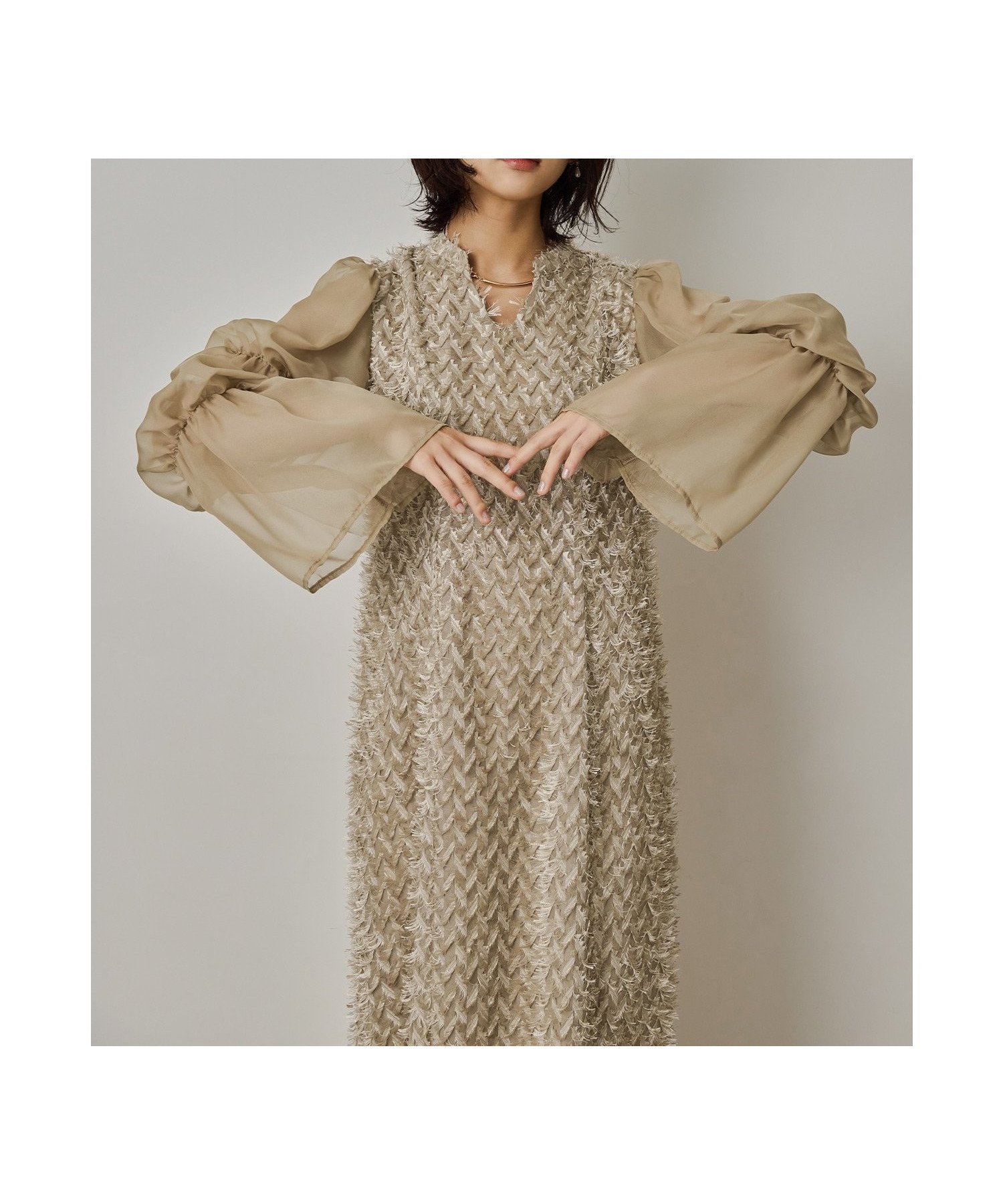 【ビーフラット/bflat】のデザインスリーブシャギードレス 結婚式 二次会 成人式 同窓会 パーティードレス インテリア・キッズ・メンズ・レディースファッション・服の通販 founy(ファニー) 　ファッション　Fashion　レディースファッション　Fashion for Women　ワンピース　Dresses　フォーマル・パーティードレス・結婚式用ドレス　Elegant & Casual Dresses　おすすめ　Recommended / Our Picks　アクセサリー　Fashion Accessories　ティアード　Tiered, Tiered Style　デコルテ　Décolleté, Neckline　トレンド　Trend, Trending Now　ドレス　Dress, One-Piece　メタル　Metal, Metal Parts　二次会　After Party　披露宴　Wedding Reception　結婚式　Wedding　ベージュ|ID: prp329100004805663 ipo3291000000034871231