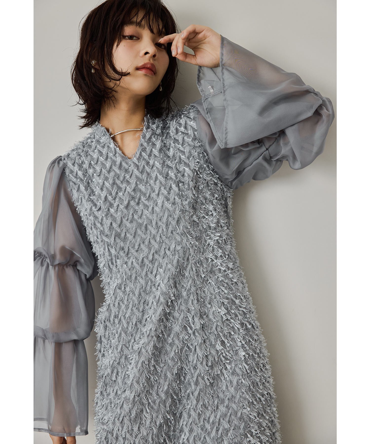【ビーフラット/bflat】のデザインスリーブシャギードレス 結婚式 二次会 成人式 同窓会 パーティードレス インテリア・キッズ・メンズ・レディースファッション・服の通販 founy(ファニー) 　ファッション　Fashion　レディースファッション　Fashion for Women　ワンピース　Dresses　フォーマル・パーティードレス・結婚式用ドレス　Elegant & Casual Dresses　おすすめ　Recommended / Our Picks　アクセサリー　Fashion Accessories　ティアード　Tiered, Tiered Style　デコルテ　Décolleté, Neckline　トレンド　Trend, Trending Now　ドレス　Dress, One-Piece　メタル　Metal, Metal Parts　二次会　After Party　披露宴　Wedding Reception　結婚式　Wedding　グレー|ID: prp329100004805663 ipo3291000000034871232