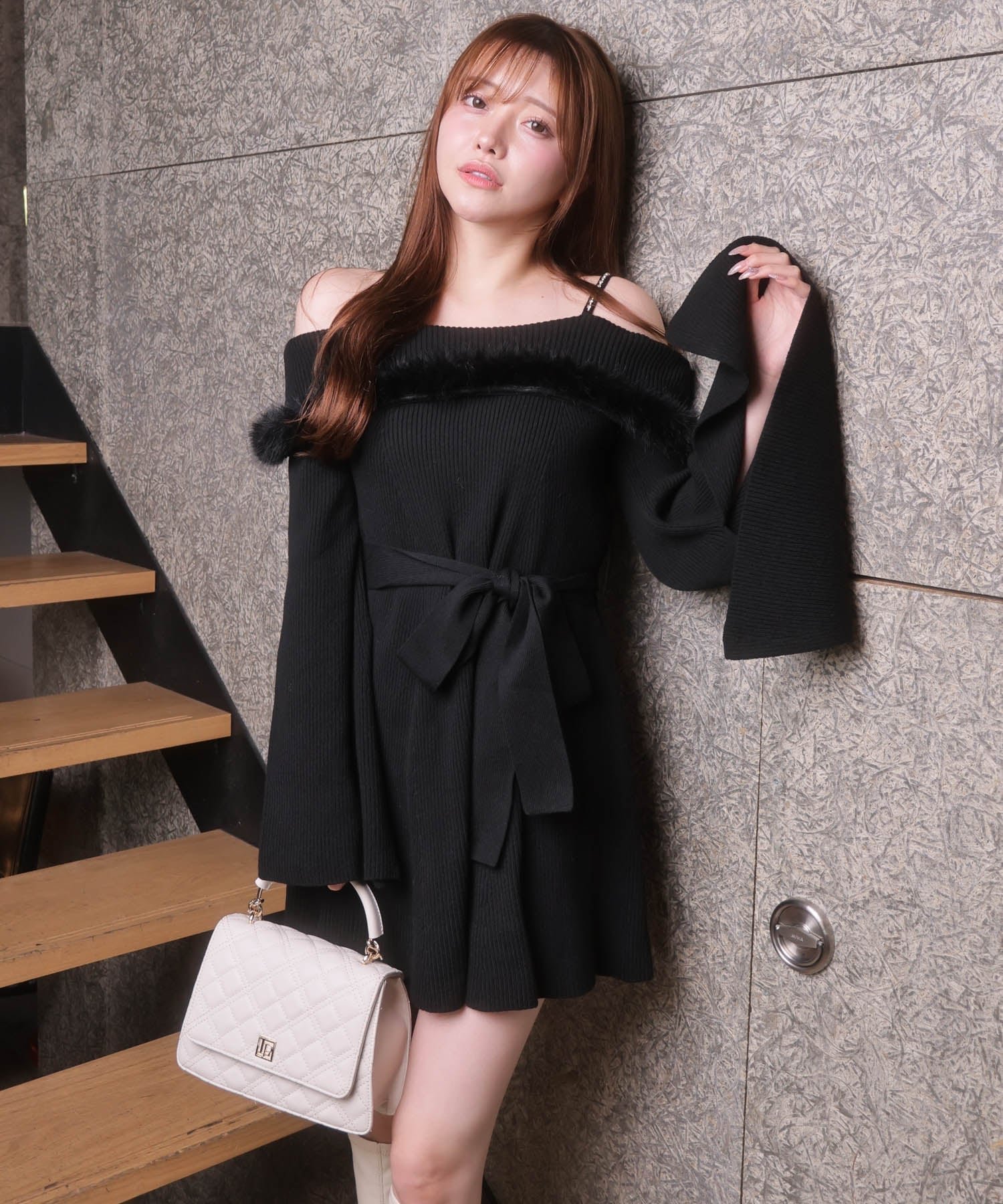 【リップサービス/LIP SERVICE】のLIP SERVICE/ジュエルチェーンファーオフショルニットワンピー インテリア・キッズ・メンズ・レディースファッション・服の通販 founy(ファニー) ファッション Fashion レディースファッション Fashion for Women ワンピース Dresses ニットワンピース Knit Dresses おすすめ Recommended / Our Picks ジュエル Jewel, Gemstone スリット Slit, Slit Detail スリーブ Sleeve, Long Sleeve / Short Sleeve チェーン Chain, Chain Strap フェイクファー Faux Fur, Imitation Fur フレア Flare, Flared リアル Real, Realistic リボン Ribbon, Bow ブラック|ID: prp329100004805687 ipo3291000000034871471