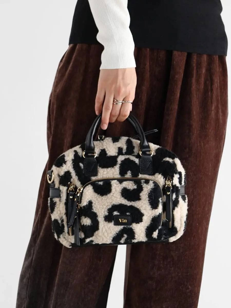 【ヴァン/Vin】のレオパードボアミニボストンバッグ インテリア・キッズ・メンズ・レディースファッション・服の通販 founy(ファニー) ファッション Fashion レディースファッション Fashion for Women バッグ Bags コンパクト Compact, Small Size ショルダー Shoulder, Shoulder Strap スクエア Square, Square Shape スマホ Smartphone, Mobile Device ボストンバッグ Boston Bag, Retro Bag ポケット Pocket, Pocket Detail レオパード Leopard, Animal Print 手帳 Planner, Notebook 財布 Wallet, Purse シロクロ|ID: prp329100004805845 ipo3291000000034873089