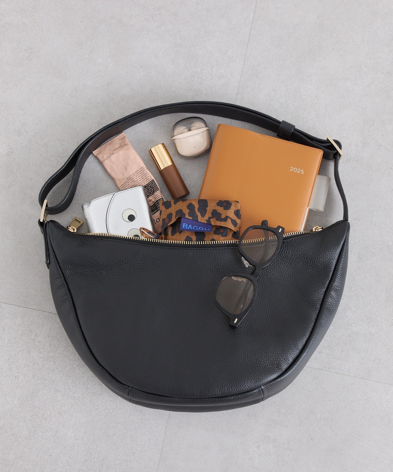 【リヴドロワ/RIVE DROITE】の【軽量◎】カーブレザーショルダーバッグ インテリア・キッズ・メンズ・レディースファッション・服の通販 founy(ファニー) ファッション Fashion レディースファッション Fashion for Women バッグ Bags 軽量 Lightweight, Ultra Light ショルダー Shoulder, Shoulder Strap シンプル Simple, Minimal ポケット Pocket, Pocket Detail 再入荷 Restock / Back in Stock おすすめ Recommended / Our Picks ブラック|ID: prp329100004805911 ipo3291000000034873516