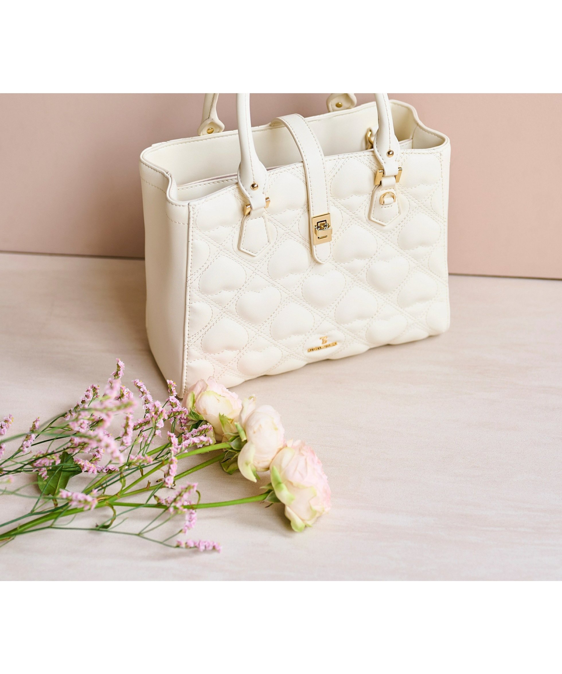 【サマンサ ベガ/SamanthaVega】のハートキルトハンドバッグ インテリア・キッズ・メンズ・レディースファッション・服の通販 founy(ファニー) ファッション Fashion レディースファッション Fashion for Women バッグ Bags キルティング Quilted, Quilting キルト Quilt, Quilted Fabric ショルダー Shoulder, Shoulder Strap チャーム Charm, Pendant フェミニン Feminine, Girly フロント Front, Front Design 財布 Wallet, Purse ホワイト|ID: prp329100004805965 ipo3291000000034873881