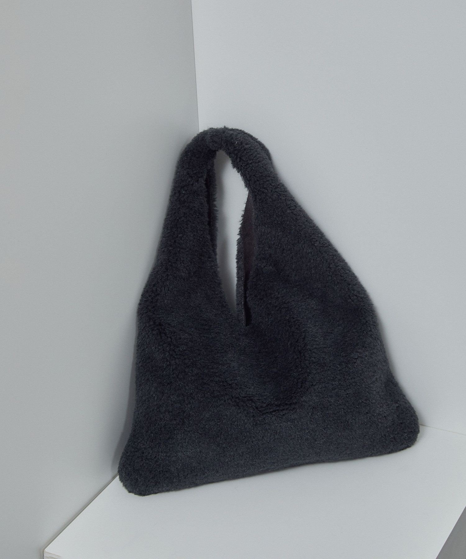 【サロン アダム エ ロペ/SALON adam et rope'】の【HELEN MOORE(ヘレンムーア)】フェイクムートンリバーシブルバッグ 人気、トレンドファッション・服の通販 founy(ファニー) ファッション Fashion レディースファッション Fashion for Women バッグ Bags other-1|ID: prp329100004806498 ipo3291000000034878413