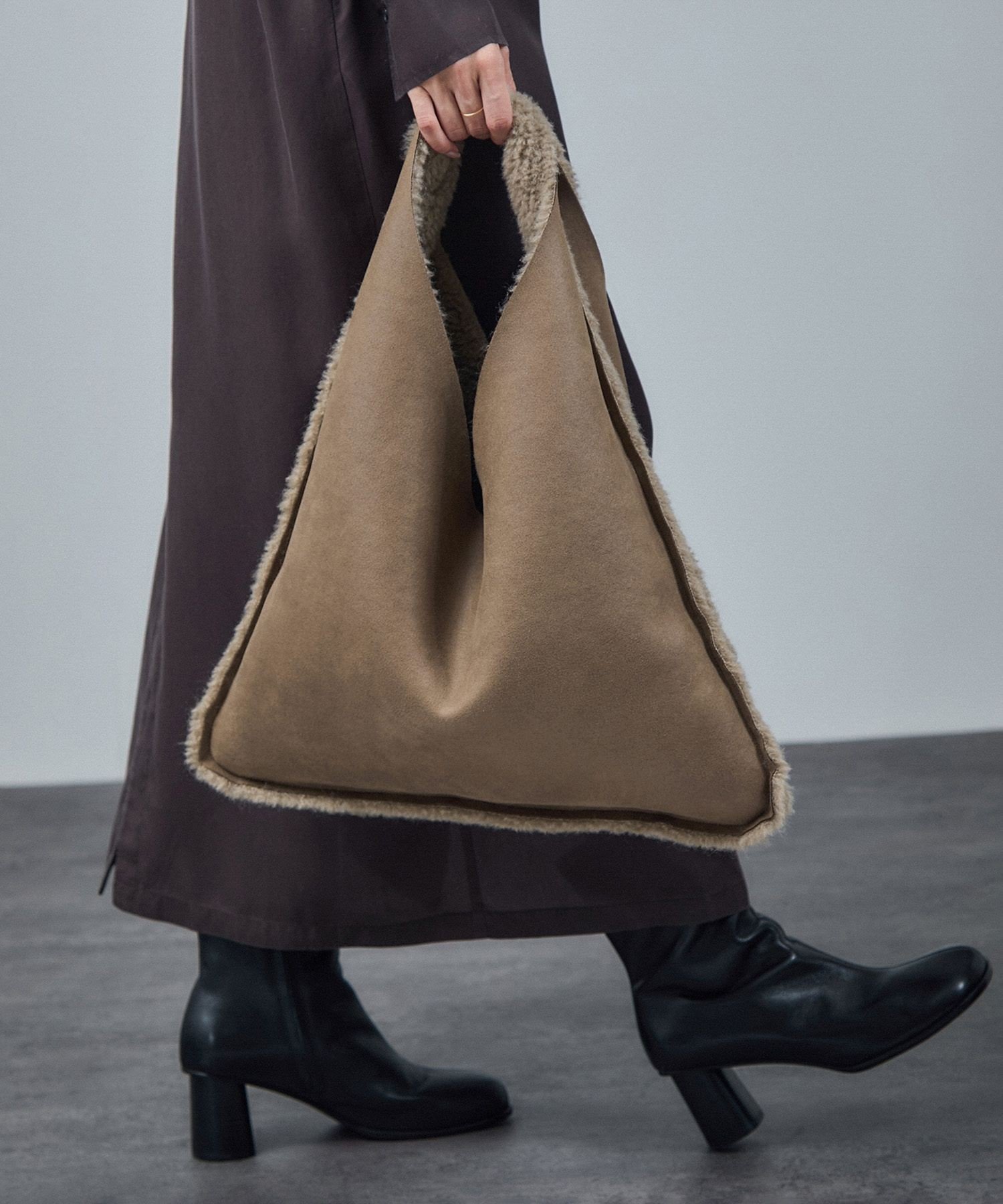 【サロン アダム エ ロペ/SALON adam et rope'】の【HELEN MOORE(ヘレンムーア)】フェイクムートンリバーシブルバッグ インテリア・キッズ・メンズ・レディースファッション・服の通販 founy(ファニー) ファッション Fashion レディースファッション Fashion for Women バッグ Bags ベージュ(27)|ID: prp329100004806498 ipo3291000000034878418