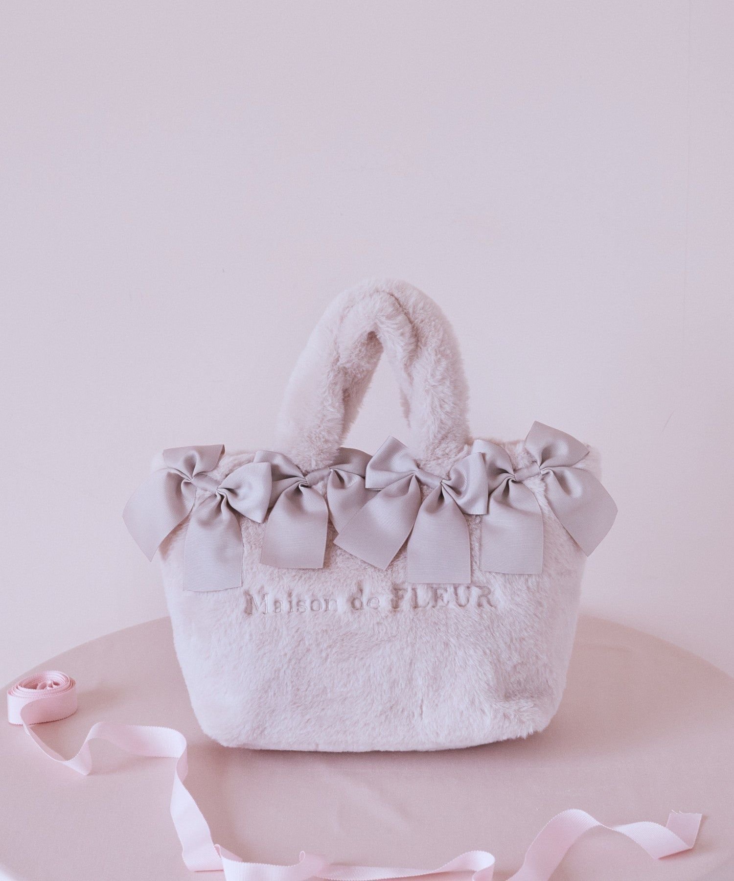 【メゾンドフルール/Maison de FLEUR】のピンクマニア2Wayファーリボンバッグ インテリア・キッズ・メンズ・レディースファッション・服の通販 founy(ファニー) ファッション Fashion レディースファッション Fashion for Women バッグ Bags フォルム Silhouette, Form リボン Ribbon, Bow ライトピンク|ID: prp329100004806503 ipo3291000000034878443