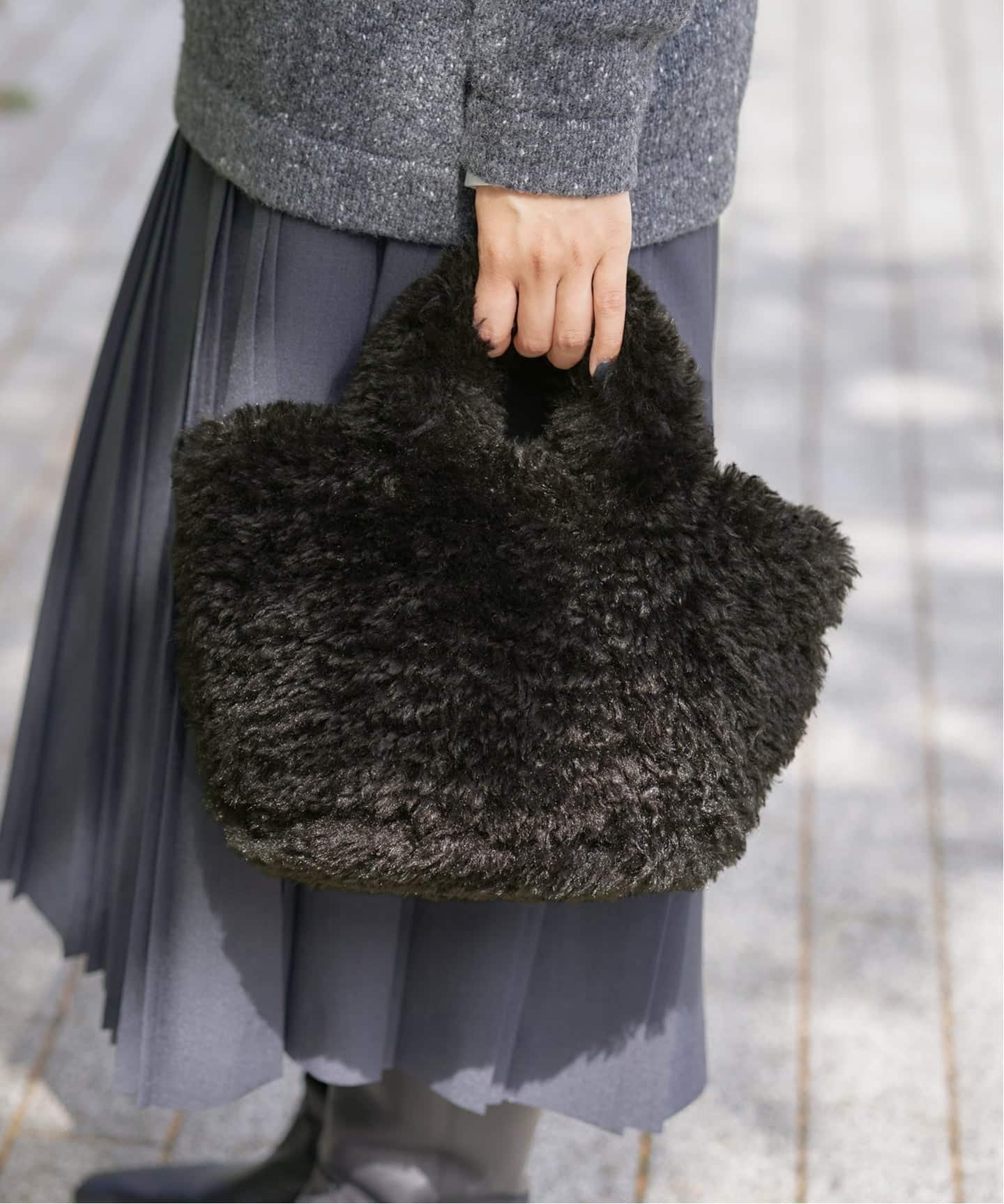 【イエナ/IENA】のHELEN MOORE/ヘレンムーア MINI バッグ PILLJOY インテリア・キッズ・メンズ・レディースファッション・服の通販 founy(ファニー) ファッション Fashion レディースファッション Fashion for Women アクセサリー Fashion Accessories クッション Cushion, Throw Pillow コンパクト Compact, Small Size ハンド Hand, Handmade フェイクファー Faux Fur, Imitation Fur 冬 Winter / This Winter 秋 Autumn グレー|ID: prp329100004806514 ipo3291000000034878556