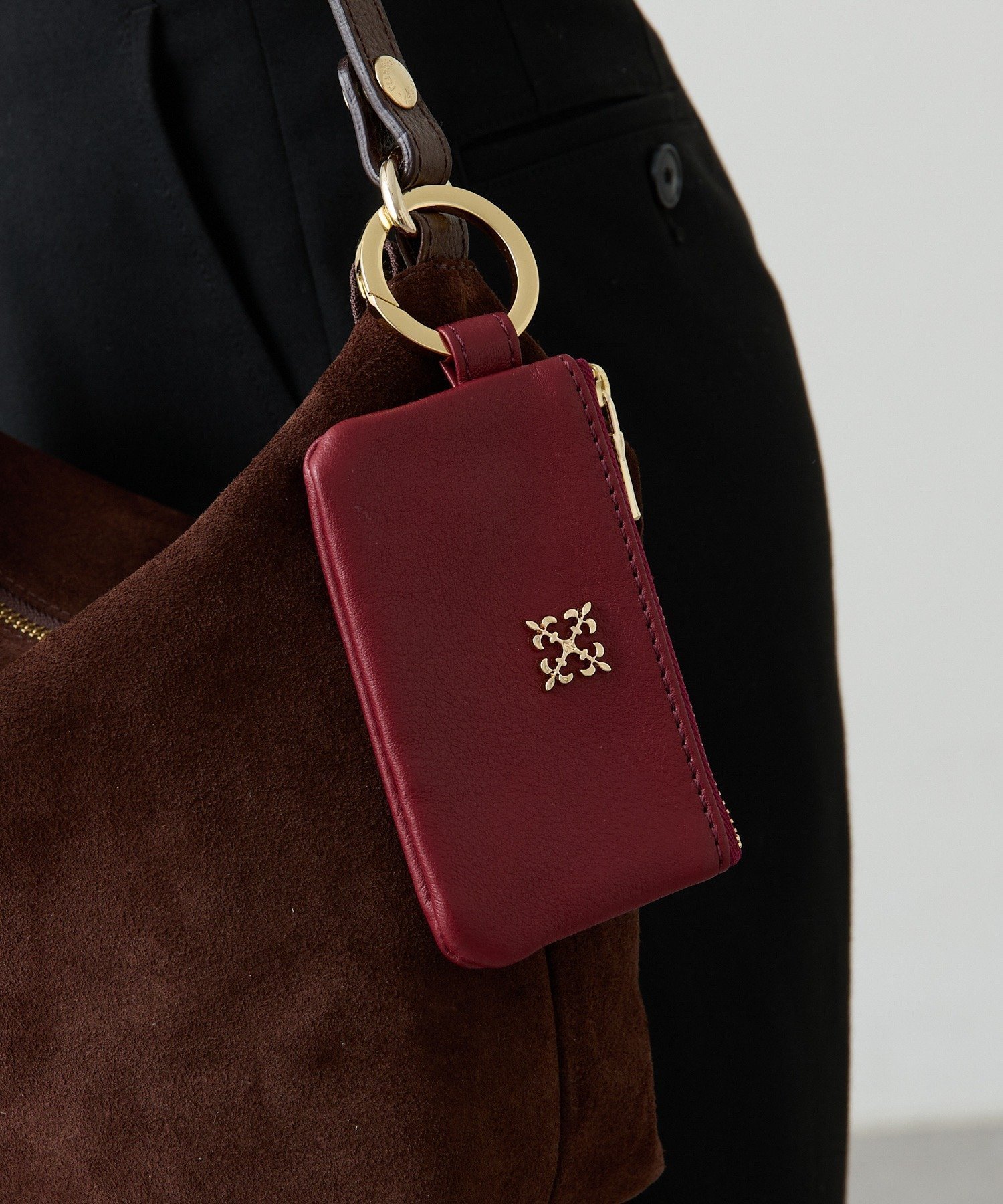 【ラシット/russet】のカラビナ付き ソフトレザーマルチケース インテリア・キッズ・メンズ・レディースファッション・服の通販 founy(ファニー) ファッション Fashion レディースファッション Fashion for Women 軽量 Lightweight, Ultra Light シルバー Silver, Metallic Silver チェーン Chain, Chain Strap チャーム Charm, Pendant トレンド Trend, Trending Now 定番 Standard, Basic Item プレート Plate, Dish ワンポイント One Point, Statement Accent 日本製 Made In Japan ボルドー|ID: prp329100004806768 ipo3291000000034880168