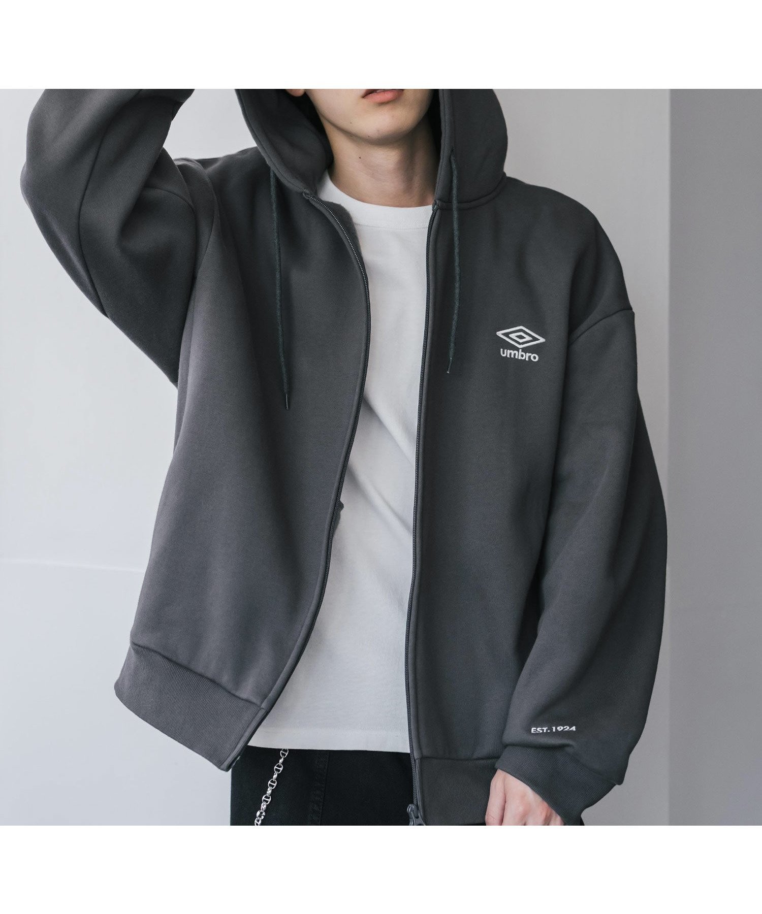 【ロッキーモンロー/Rocky Monroe】のUMBRO 別注コラボオーバーサイズ裏起毛ロゴ刺繍フルジップパーカー インテリア・キッズ・メンズ・レディースファッション・服の通販 founy(ファニー) ファッション Fashion レディースファッション Fashion for Women トップス・カットソー Cut & Sew Tops レディースパーカー・カジュアルフーディー Casual Hoodies & Sweatshirts コラボ Collaboration, Collab 切替 Switching, Contrast Panel ショルダー Shoulder, Shoulder Strap シンプル Simple, Minimal スウェット / スエット Sweatshirt, Sweatwear スポーツ Sports, Activewear ドロップ Drop Shoulder, Dropped Style フォルム Silhouette, Form プレーン Plain, Simple ポケット Pocket, Pocket Detail 別注 Limited Edition, Custom Order メンズ Men's, Menswear リラックス Relax, Relaxed Fit ワイド Wide, Wide Fit ワンポイント One Point, Statement Accent おすすめ Recommended / Our Picks チャコール|ID: prp329100004807104 ipo3291000000034882794