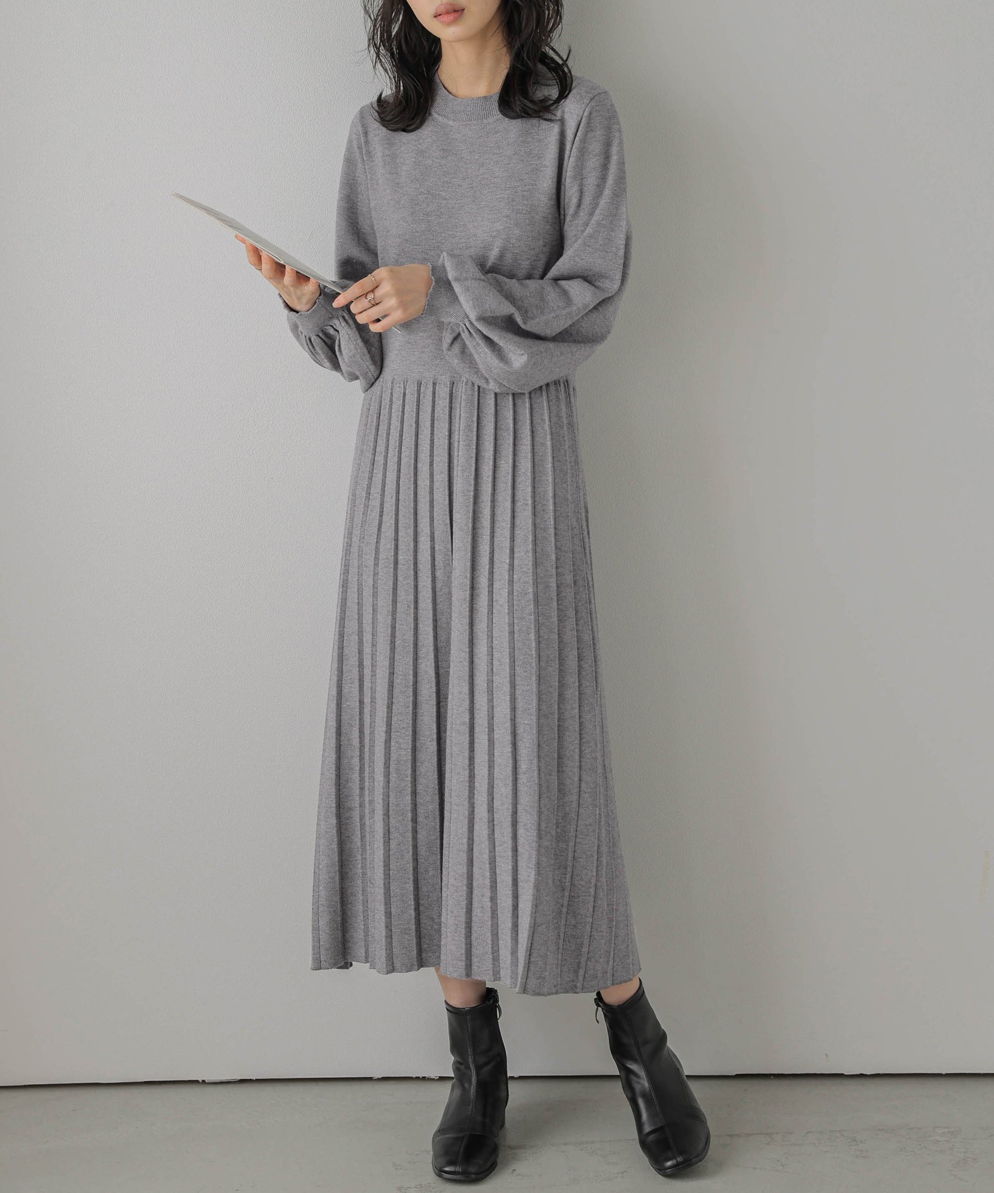 【ラジュール/Lajour】のプリーツニットワンピース インテリア・キッズ・メンズ・レディースファッション・服の通販 founy(ファニー) ファッション Fashion レディースファッション Fashion for Women ワンピース Dresses ニットワンピース Knit Dresses なめらか Smooth, Silky Texture シンプル Simple, Minimal スマート Smart, Elegant フェミニン Feminine, Girly プリーツ Pleats, Pleated ラウンド Round, Round Neck エレガント 上品 Elegant グレー|ID: prp329100004807164 ipo3291000000034883438