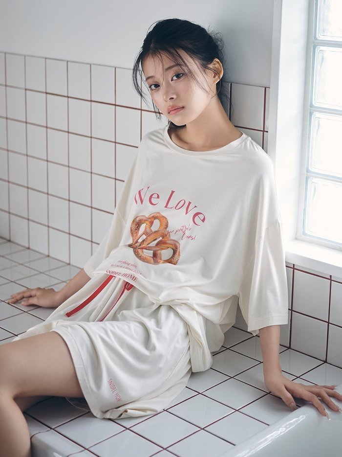 【スナイデル ホーム/SNIDEL HOME】の【接触冷感】オーバーサイズカットセットアップ インテリア・キッズ・メンズ・レディースファッション・服の通販 founy(ファニー) https://founy.com/ ファッション Fashion レディースファッション Fashion for Women セットアップ Matching Sets ショート Short, Short Length スマート Smart, Elegant セットアップ Set-Up, Coordinated Outfit プリント Print, Printed Pattern ポーチ Pouch, Small Case リボン Ribbon, Bow ワンポイント One Point, Statement Accent おすすめ Recommended / Our Picks ギフト プレゼント Gift / Present |ID: prp329100004807176 ipo3291000000035144114