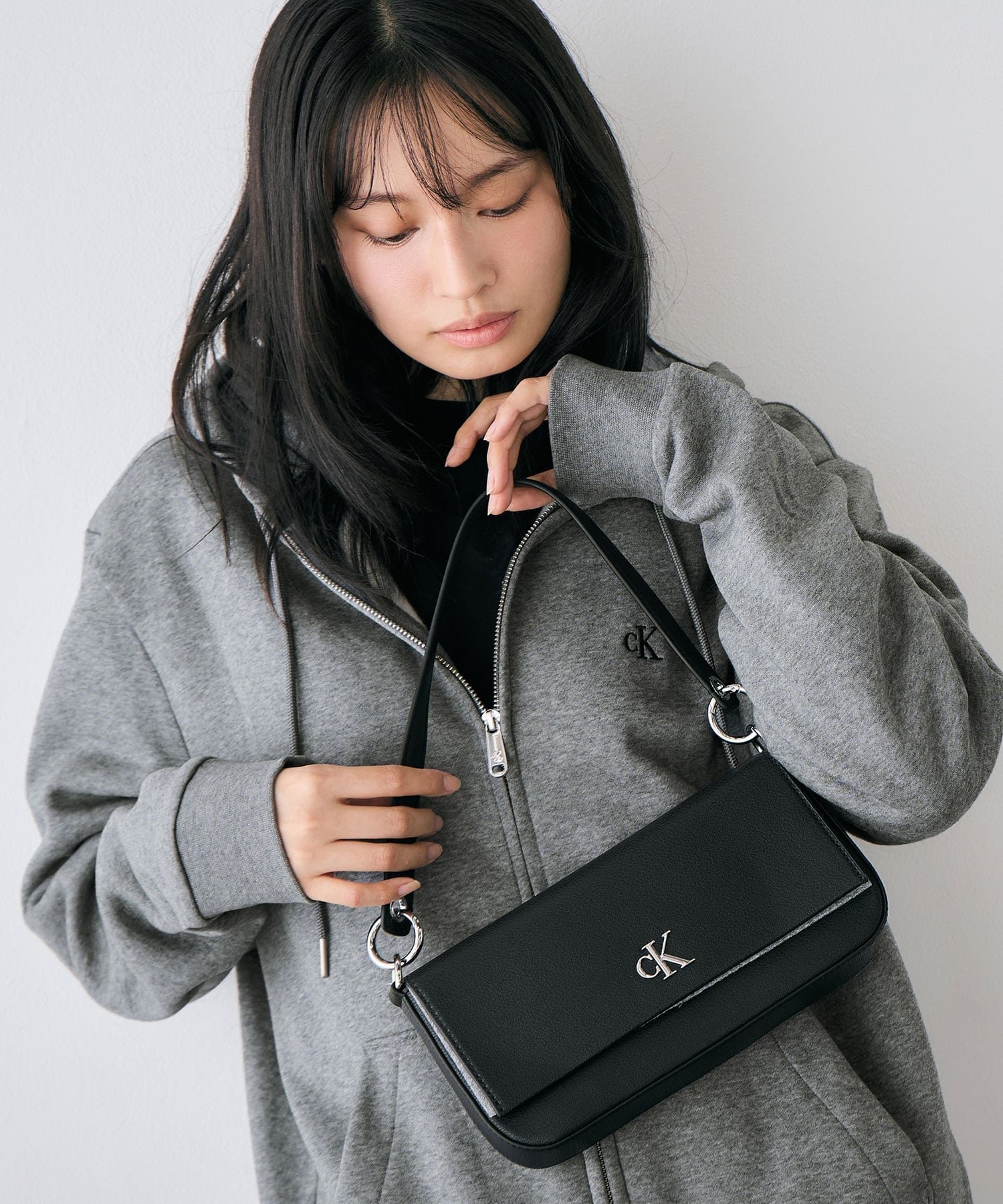 【カルバンクライン/Calvin Klein】の【公式ショップ】 カルバンクライン ミニマルモノグラムショルダーポーチ Calvin Klein Jeans Accessory 4K3161G 人気、トレンドファッション・服の通販 founy(ファニー) ファッション Fashion レディースファッション Fashion for Women ポーチ&ミニバッグ Pouches & Mini Bags ショルダー Shoulder, Shoulder Strap フィット Fit, Slim Fit フラップ Flap, Flap Pocket ポーチ Pouch, Small Case マグネット Magnet, Magnetic Closure メタリック Metallic, Shiny Finish other-1|ID: prp329100004807344 ipo3291000000034884821