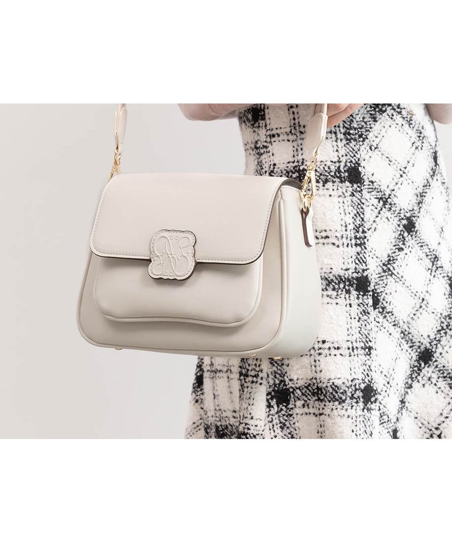 【ランダ/RANDA】のエンボスモノグラムショルダーバッグ インテリア・キッズ・メンズ・レディースファッション・服の通販 founy(ファニー) 　ファッション　Fashion　レディースファッション　Fashion for Women　バッグ　Bags　ショルダー　Shoulder, Shoulder Strap　ハンカチ　Handkerchief, Hanky　フォルム　Silhouette, Form　フロント　Front, Front Design　ポケット　Pocket, Pocket Detail　ポーチ　Pouch, Small Case　マグネット　Magnet, Magnetic Closure　リップ　Lip, Lip Motif　台形　A-Line, Trapezoid Shape　財布　Wallet, Purse　IVORY|ID: prp329100004807905 ipo3291000000034889395