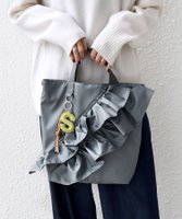 【シップス フォー ウィメン/SHIPS】の【WEB限定】チャーム 付き フリル トート 人気、トレンドファッション・服の通販 founy(ファニー) ファッション Fashion レディースファッション Fashion for Women バッグ Bags 2025年 2025 2025-2026秋冬・A/W Autumn/Winter 2025–26 AW25–26 ショルダー Shoulder, Shoulder Strap チャーム Charm, Pendant トレンド Trend, Trending Now フリル Frill, Ruffle ポケット Pocket, Pocket Detail リップ Lip, Lip Motif 巾着 Drawstring Bag, Kinchaku |ID:prp329100004807910