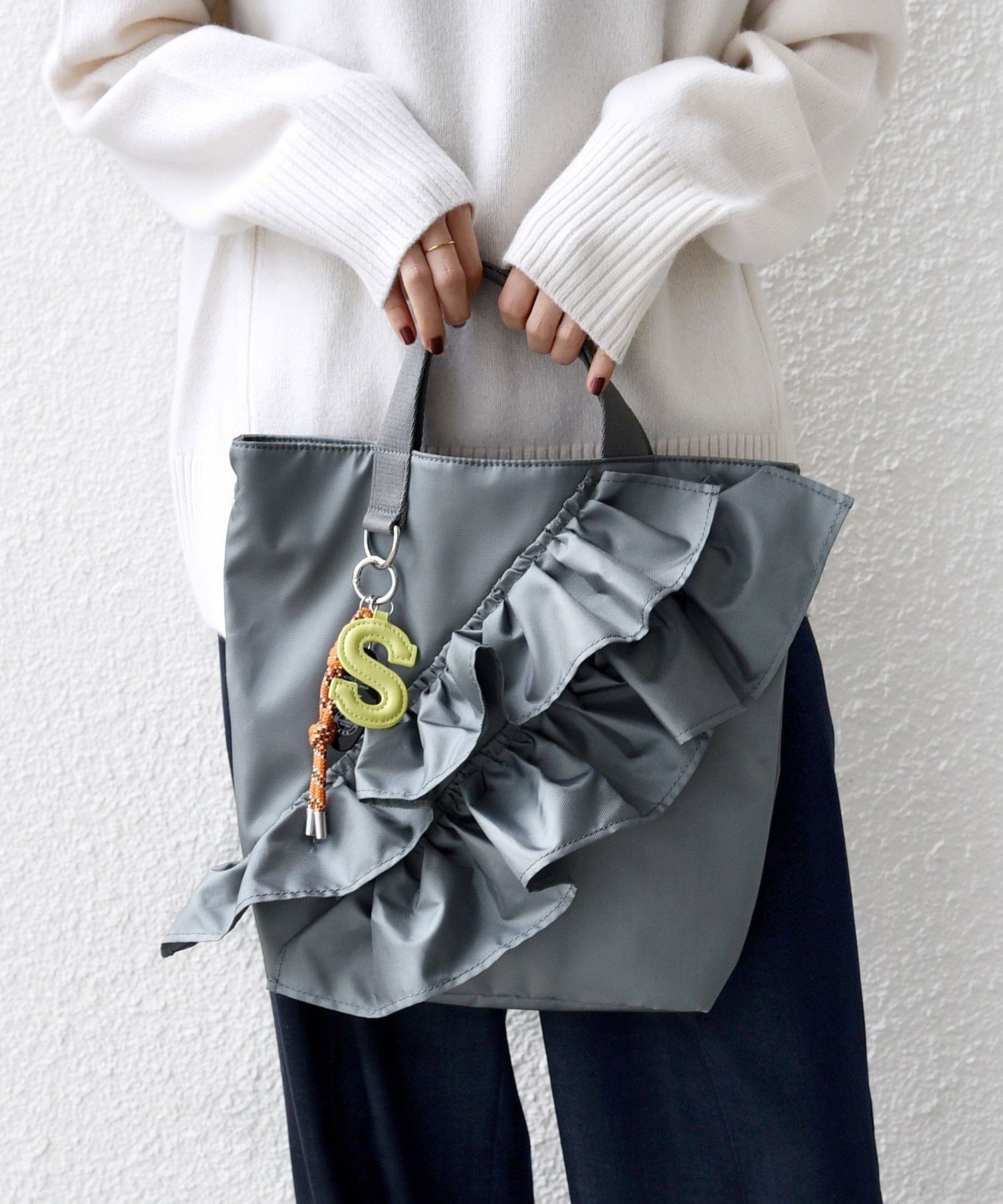 【シップス フォー ウィメン/SHIPS】の【WEB限定】チャーム 付き フリル トート 人気、トレンドファッション・服の通販 founy(ファニー) ファッション Fashion レディースファッション Fashion for Women バッグ Bags 2025年 2025 2025-2026秋冬・A/W Autumn/Winter 2025–26 AW25–26 ショルダー Shoulder, Shoulder Strap チャーム Charm, Pendant トレンド Trend, Trending Now フリル Frill, Ruffle ポケット Pocket, Pocket Detail リップ Lip, Lip Motif 巾着 Drawstring Bag, Kinchaku other-1|ID: prp329100004807910 ipo3291000000034889462