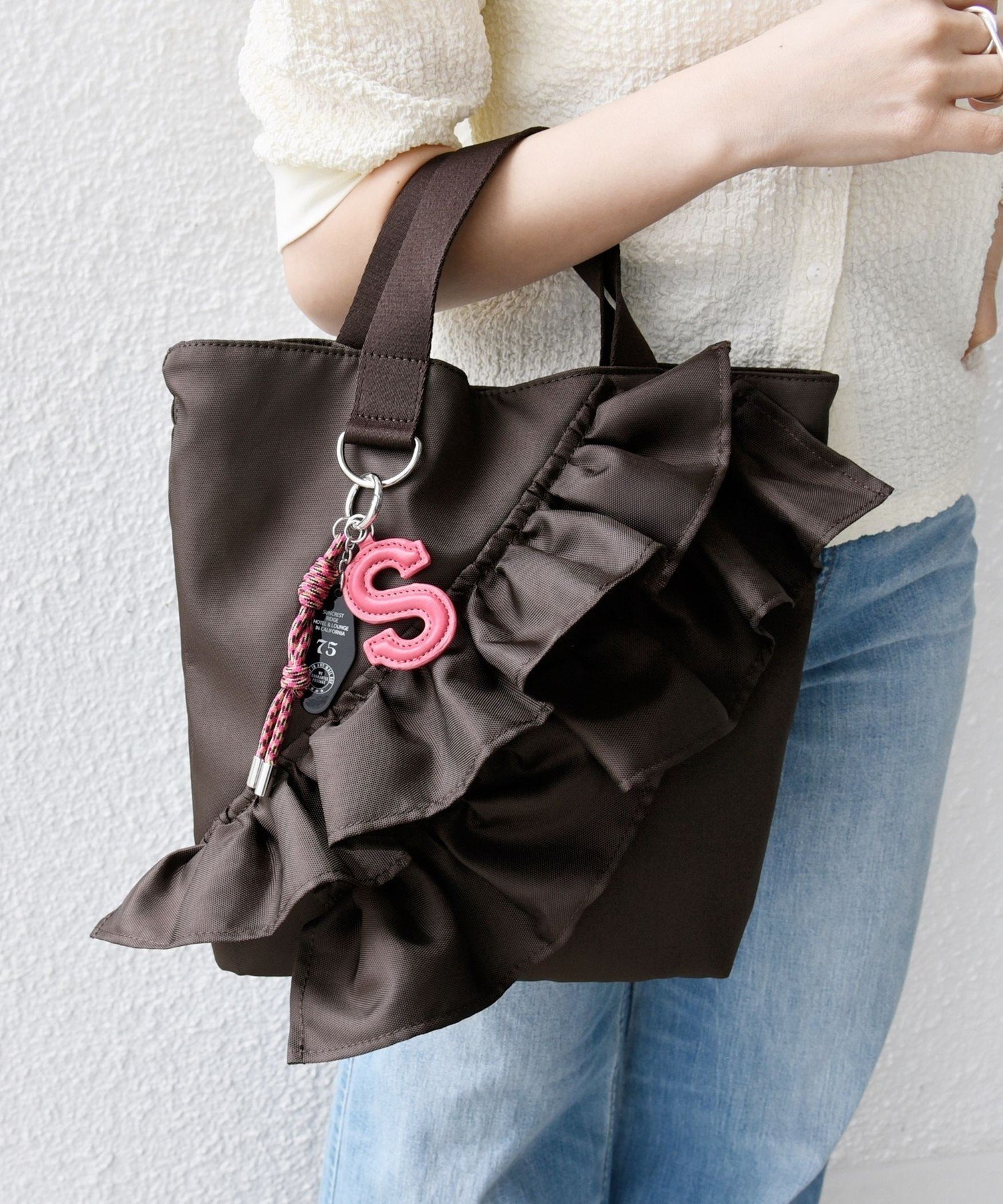 【シップス フォー ウィメン/SHIPS】の【WEB限定】チャーム 付き フリル トート インテリア・キッズ・メンズ・レディースファッション・服の通販 founy(ファニー) ファッション Fashion レディースファッション Fashion for Women バッグ Bags 2025年 2025 2025-2026秋冬・A/W Autumn/Winter 2025–26 AW25–26 ショルダー Shoulder, Shoulder Strap チャーム Charm, Pendant トレンド Trend, Trending Now フリル Frill, Ruffle ポケット Pocket, Pocket Detail リップ Lip, Lip Motif 巾着 Drawstring Bag, Kinchaku ブラウン|ID: prp329100004807910 ipo3291000000034889467