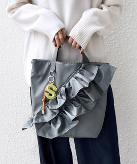 【シップス フォー ウィメン/SHIPS】の【WEB限定】チャーム 付き フリル トート 人気、トレンドファッション・服の通販 founy(ファニー) ファッション Fashion レディースファッション Fashion for Women バッグ Bags 2025年 2025 2025-2026秋冬・A/W Autumn/Winter 2025–26 AW25–26 ショルダー Shoulder, Shoulder Strap チャーム Charm, Pendant トレンド Trend, Trending Now フリル Frill, Ruffle ポケット Pocket, Pocket Detail リップ Lip, Lip Motif 巾着 Drawstring Bag, Kinchaku |ID:prp329100004807910