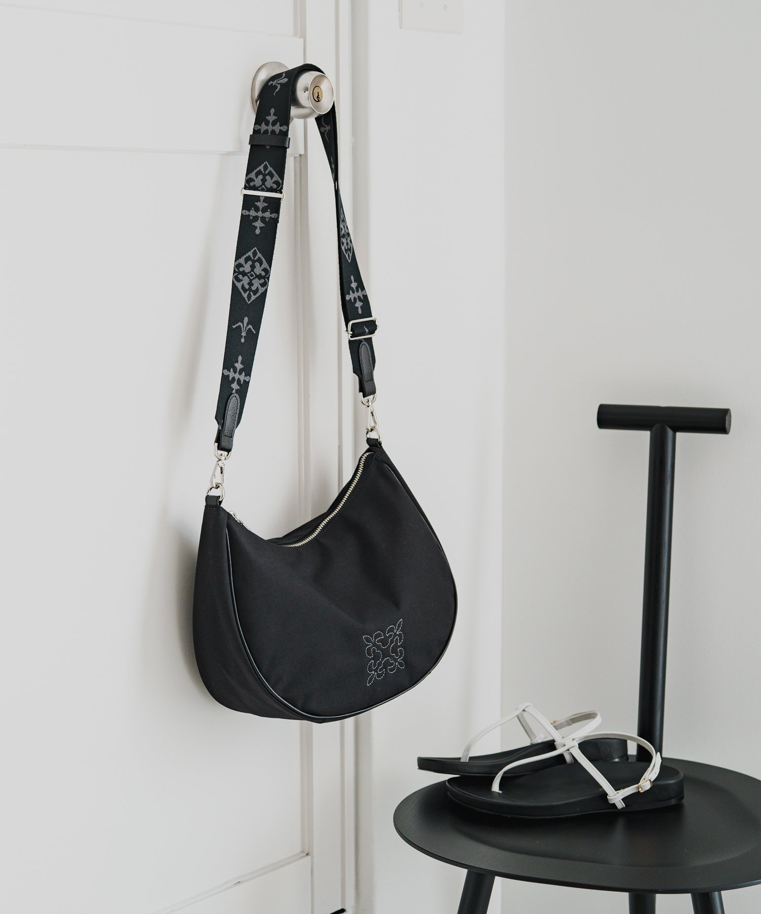 【ラシット/russet】のコーデュラナイロン2WAYショルダーバッグ インテリア・キッズ・メンズ・レディースファッション・服の通販 founy(ファニー) ファッション Fashion レディースファッション Fashion for Women バッグ Bags エレガント 上品 Elegant ショルダー Shoulder, Shoulder Strap ショート Short, Short Length シルバー Silver, Metallic Silver シンプル Simple, Minimal スタイリッシュ Stylish, Fashionable スマート Smart, Elegant 財布 Wallet, Purse タオル Towel, Bath Towel チャーム Charm, Pendant 定番 Standard, Basic Item 人気 Popular, Best Seller ハンカチ Handkerchief, Hanky バランス Balance, Style Balance パイピング Piping, Trim Design フィット Fit, Slim Fit ポケット Pocket, Pocket Detail ポーチ Pouch, Small Case モチーフ Motif, Design Theme おすすめ Recommended / Our Picks 日本製 Made In Japan ギフト プレゼント Gift / Present 2025年 2025 2025春夏・S/S Spring/Summer 2025 SS25 ブラック|ID: prp329100004807932 ipo3291000000034889668