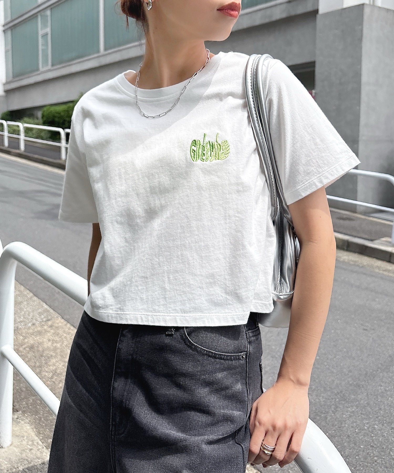 【アンドミー/andme】のフルーツ エンブロイダリー ロゴ刺繍 ショート丈 半袖 Tシャツ インテリア・キッズ・メンズ・レディースファッション・服の通販 founy(ファニー) ファッション Fashion レディースファッション Fashion for Women トップス・カットソー Cut & Sew Tops シャツ・ブラウス・オフィスカジュアル Elegant Blouses & Button-Ups ロングTシャツ・Tシャツ Longline T-Shirts & Tees エンブロイダリー Embroidery Design コンパクト Compact, Small Size サロペット Overalls, Salopette ショート Short, Short Length バランス Balance, Style Balance ボトム Bottoms, Lower Wear 半袖 Short Sleeve, Half Sleeve ワンポイント One Point, Statement Accent おすすめ Recommended / Our Picks オフホワイト×グリーンアップル|ID: prp329100004807964 ipo3291000000034890119