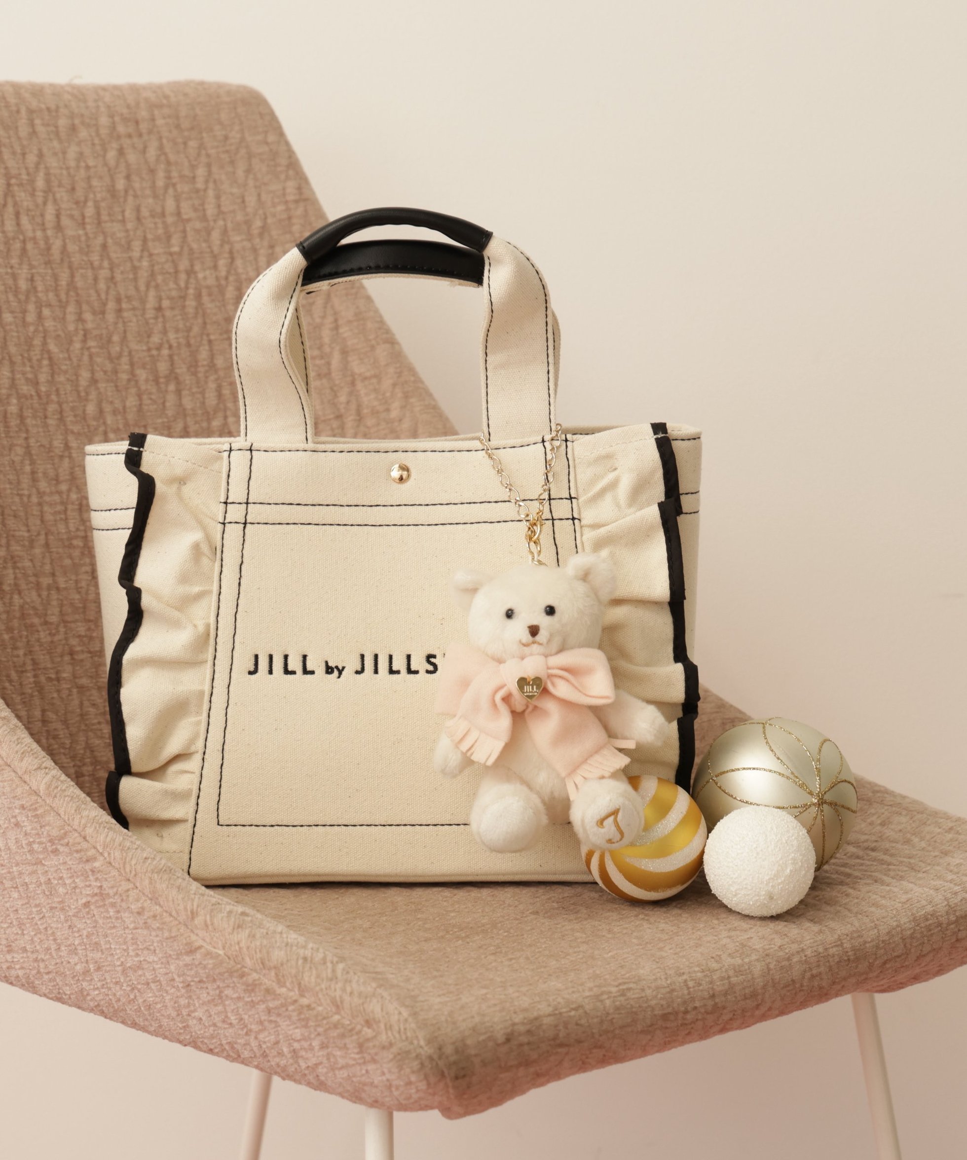 【ジルバイジルスチュアート/JILL by JILLSTUART】のフリルトート小 インテリア・キッズ・メンズ・レディースファッション・服の通販 founy(ファニー) ファッション Fashion レディースファッション Fashion for Women バッグ Bags スクエア Square, Square Shape スマート Smart, Elegant パイピング Piping, Trim Design フリル Frill, Ruffle ホワイト|ID: prp329100004807986 ipo3291000000034890302