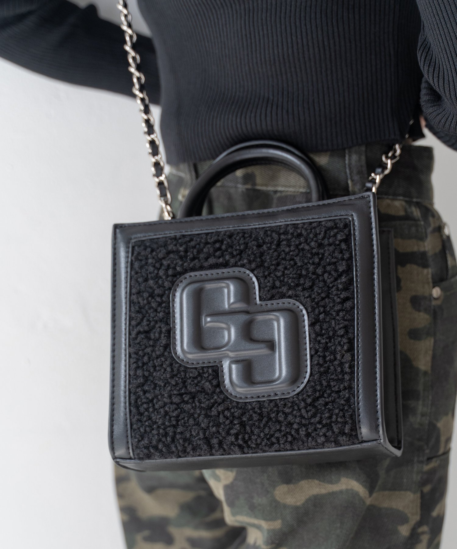 【エルガス/ELGAES】の【WEB限定商品】GYDA(ジェイダ)2WAYスクエアミニバッグ ボア GY-B335 インテリア・キッズ・メンズ・レディースファッション・服の通販 founy(ファニー) ファッション Fashion レディースファッション Fashion for Women ショルダー Shoulder, Shoulder Strap シンプル Simple, Minimal スクエア Square, Square Shape スタイリッシュ Stylish, Fashionable チェーン Chain, Chain Strap 人気 Popular, Best Seller パイピング Piping, Trim Design フェイクレザー Faux Leather, PU Leather プリント Print, Printed Pattern ポケット Pocket, Pocket Detail メタル Metal, Metal Parts おすすめ Recommended / Our Picks ブラック|ID: prp329100004807990 ipo3291000000034890330