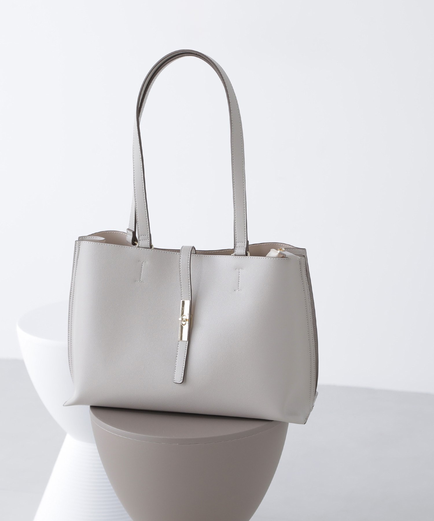 【ナチュラル ビューティー ベーシック/NATURAL BEAUTY BASIC】のエブリデイラージトートバッグ インテリア・キッズ・メンズ・レディースファッション・服の通販 founy(ファニー) ファッション Fashion レディースファッション Fashion for Women バッグ Bags おすすめ Recommended / Our Picks ショルダー Shoulder, Shoulder Strap フェイクレザー Faux Leather, PU Leather フェイス Face, Facial Design メタル Metal, Metal Parts 軽量 Lightweight, Ultra Light ビジネス 仕事 通勤 Business / Work / Commuting ライトグレー|ID: prp329100004808001 ipo3291000000034890409