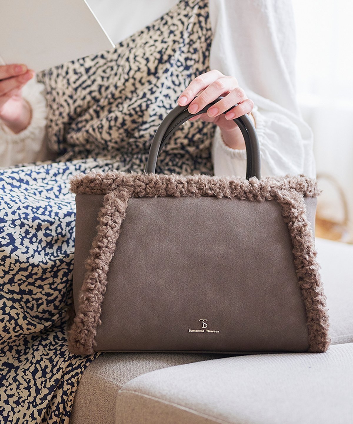 【サマンサタバサ/SamanTha Thavasa】のスウェード調ボアハンドバッグ インテリア・キッズ・メンズ・レディースファッション・服の通販 founy(ファニー) ファッション Fashion レディースファッション Fashion for Women バッグ Bags おすすめ Recommended / Our Picks ショルダー Shoulder, Shoulder Strap ポケット Pocket, Pocket Detail モダン Modern, Contemporary ワンポイント One Point, Statement Accent エレガント 上品 Elegant A/W・秋冬 Autumn/Winter 財布 Wallet, Purse 軽量 Lightweight, Ultra Light ダークブラウン|ID: prp329100004808032 ipo3291000000034890693
