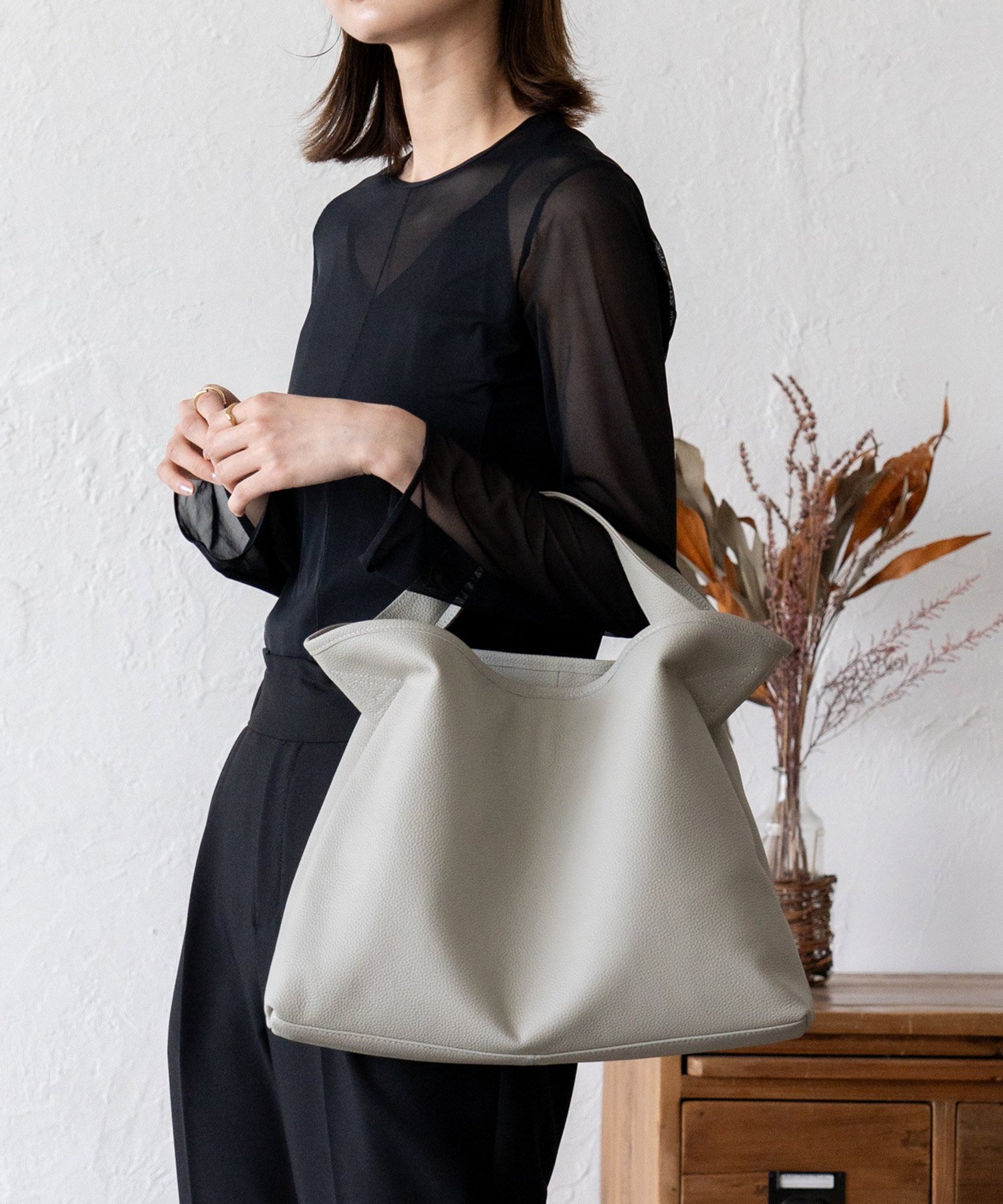 【ヴィータフェリーチェ/VitaFelice】の本革2wayスクエアトートバッグ レディース レザーバッグ 通勤バッグ インテリア・キッズ・メンズ・レディースファッション・服の通販 founy(ファニー) ファッション Fashion レディースファッション Fashion for Women バッグ Bags ショルダー Shoulder, Shoulder Strap フォルム Silhouette, Form エレガント 上品 Elegant ビジネス 仕事 通勤 Business / Work / Commuting ライトグレー|ID: prp329100004808034 ipo3291000000034890714