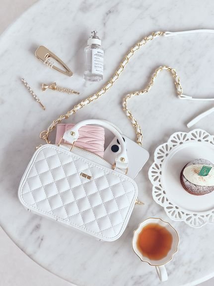 【ファーファー/FURFUR】の【オフィシャルサイト限定カラー】キルティングフォンホルダー インテリア・キッズ・メンズ・レディースファッション・服の通販 founy(ファニー) 　ファッション　Fashion　レディースファッション　Fashion for Women　キルティング　Quilted, Quilting　スマート　Smart, Elegant　プレート　Plate, Dish　ポケット　Pocket, Pocket Detail　リップ　Lip, Lip Motif　財布　Wallet, Purse　WHT[001]|ID: prp329100004808046 ipo3291000000034890775