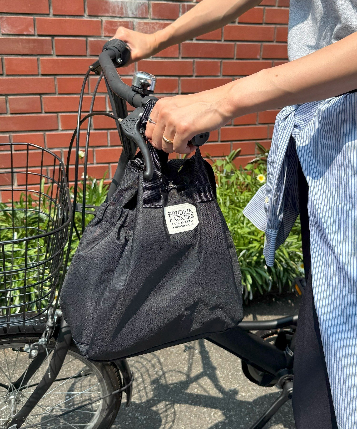 【セットアップセブン/SETUP7】のFREDRIK PACKERS/【別注】SATIN PUFF BLOOM SHOULDER ショルダーバッグ インテリア・キッズ・メンズ・レディースファッション・服の通販 founy(ファニー) ファッション Fashion レディースファッション Fashion for Women バッグ Bags クッション Cushion, Throw Pillow クラシカル Classical, Vintage-Inspired コンパクト Compact, Small Size 巾着 Drawstring Bag, Kinchaku サテン Satin, Glossy Fabric シンプル Simple, Minimal スラックス Slacks, Dress Pants デニム Denim, Jeans Material 人気 Popular, Best Seller プリーツ Pleats, Pleated ポケット Pocket, Pocket Detail 別注 Limited Edition, Custom Order モダン Modern, Contemporary ワイド Wide, Wide Fit 再入荷 Restock / Back in Stock BLK|ID: prp329100004808060 ipo3291000000034890862