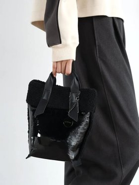 【ラシュッド/LASUD】のボア×エナメルミニトート 人気、トレンドファッション・服の通販 founy(ファニー) ファッション Fashion レディースファッション Fashion for Women バッグ Bags エナメル Patent Leather コンパクト Compact, Small Size ショルダー Shoulder, Shoulder Strap スマホ Smartphone, Mobile Device バランス Balance, Style Balance ポケット Pocket, Pocket Detail ラップ Wrap, Wrap Design エレガント 上品 Elegant 冬 Winter / This Winter 手帳 Planner, Notebook 財布 Wallet, Purse |ID:prp329100004808077