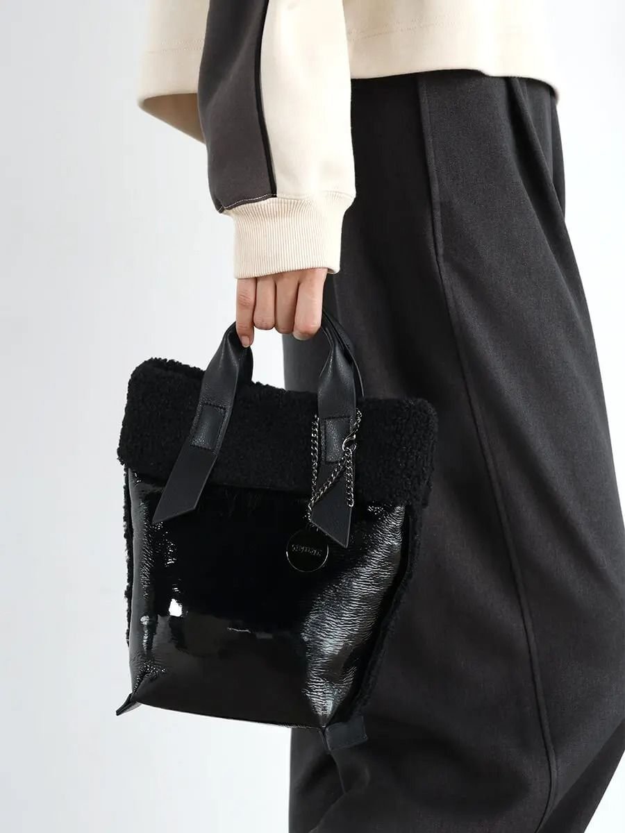 【ラシュッド/LASUD】のボア×エナメルミニトート インテリア・キッズ・メンズ・レディースファッション・服の通販 founy(ファニー) ファッション Fashion レディースファッション Fashion for Women バッグ Bags エナメル Patent Leather コンパクト Compact, Small Size ショルダー Shoulder, Shoulder Strap スマホ Smartphone, Mobile Device バランス Balance, Style Balance ポケット Pocket, Pocket Detail ラップ Wrap, Wrap Design エレガント 上品 Elegant 冬 Winter / This Winter 手帳 Planner, Notebook 財布 Wallet, Purse ブラック|ID: prp329100004808077 ipo3291000000034891009