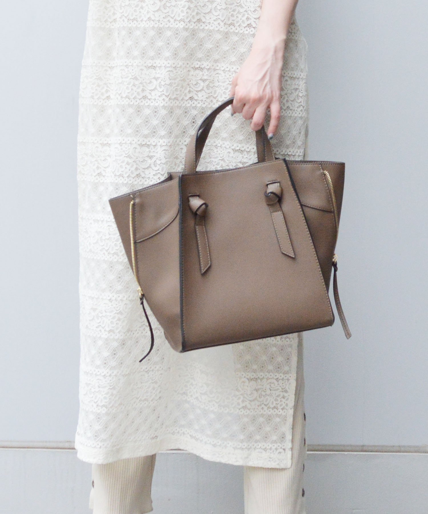 【イストワール/Histoire】のHistoire-U/ TVドラマ着用 Lier【リエール】ジッパートートバッグ/ショルダー付き インテリア・キッズ・メンズ・レディースファッション・服の通販 founy(ファニー) 　ファッション　Fashion　レディースファッション　Fashion for Women　バッグ　Bags　コンパクト　Compact, Small Size　軽量　Lightweight, Ultra Light　ショルダー　Shoulder, Shoulder Strap　シンプル　Simple, Minimal　スカーフ　Scarf, Neckwear　スタイリッシュ　Stylish, Fashionable　スペシャル　Special, Limited Edition　タンブラー　Tumbler, Travel Mug　チャーム　Charm, Pendant　フェイクレザー　Faux Leather, PU Leather　フォルム　Silhouette, Form　ポーチ　Pouch, Small Case　楽ちん　Easy Fit, Comfortable　おすすめ　Recommended / Our Picks　夏　Summer　ビジネス 仕事 通勤　Business / Work / Commuting　MC|ID: prp329100004808081 ipo3291000000034891046