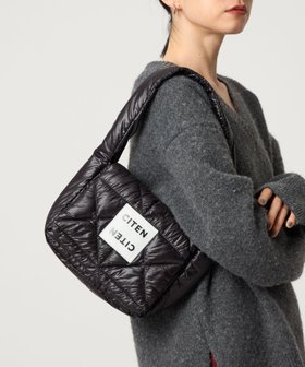 【シテン/CITEN】のCITEN CITENパデッドフラップショルダー 人気、トレンドファッション・服の通販 founy(ファニー) ファッション Fashion レディースファッション Fashion for Women キルティング Quilted, Quilting スクエア Square, Square Shape トライアングル Triangle, Triangular Shape フィット Fit, Slim Fit フラップ Flap, Flap Pocket マグネット Magnet, Magnetic Closure A/W・秋冬 Autumn/Winter おすすめ Recommended / Our Picks |ID:prp329100004808154