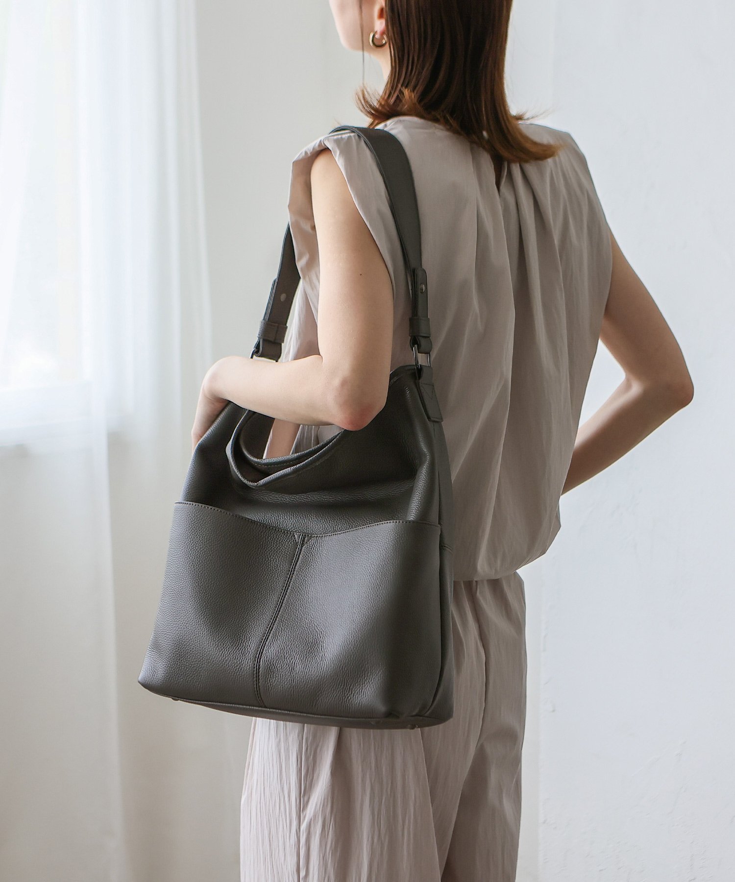 【ヴィータフェリーチェ/VitaFelice】の本革ワンハンドルトートバッグ レディース a4 縦型 通勤バッグ 通勤通学 インテリア・キッズ・メンズ・レディースファッション・服の通販 founy(ファニー) ファッション Fashion レディースファッション Fashion for Women バッグ Bags おすすめ Recommended / Our Picks シンプル Simple, Minimal フロント Front, Front Design ポケット Pocket, Pocket Detail ビジネス 仕事 通勤 Business / Work / Commuting ダークグレー|ID: prp329100004808170 ipo3291000000034891997