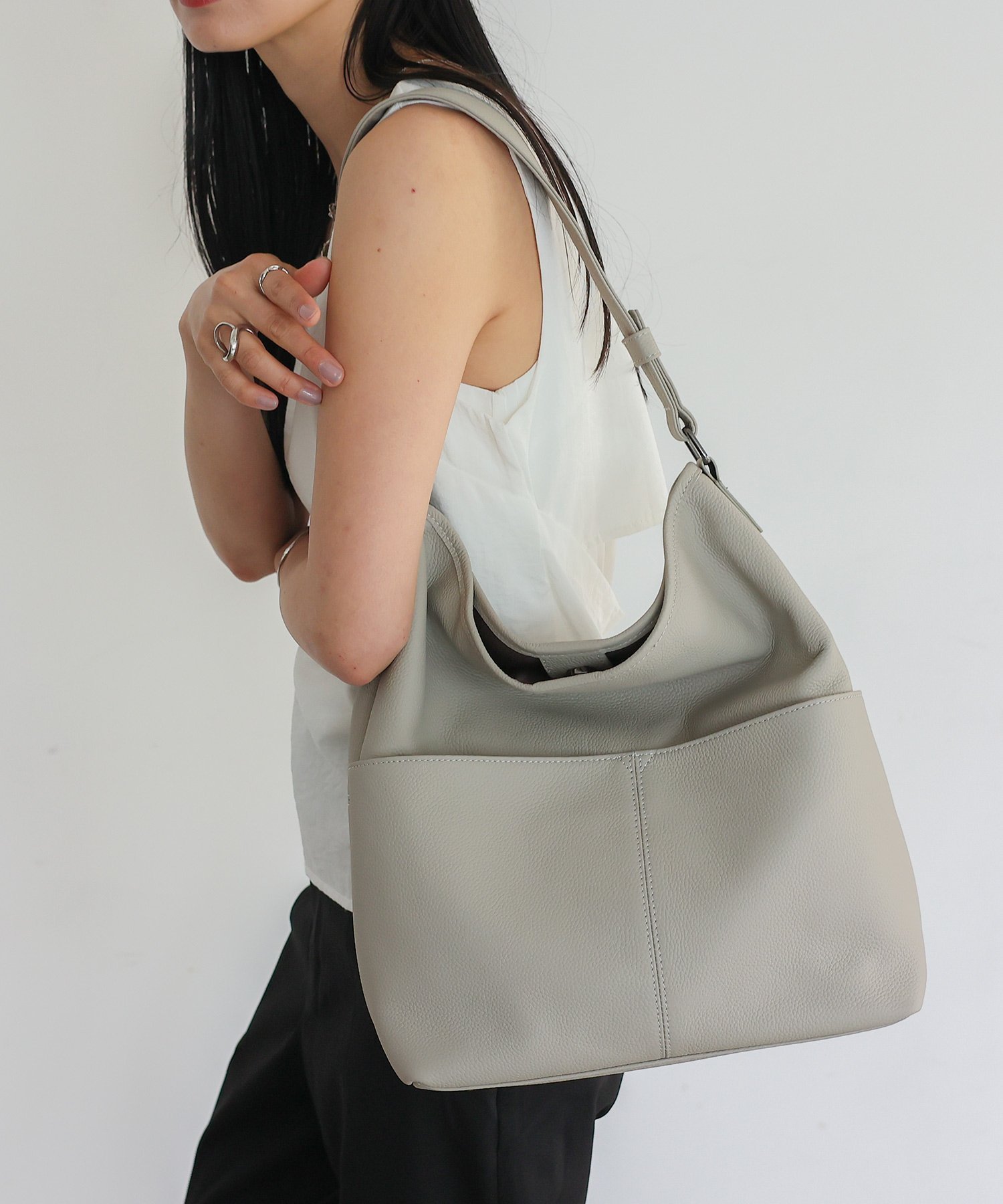 【ヴィータフェリーチェ/VitaFelice】の本革ワンハンドルトートバッグ レディース a4 縦型 通勤バッグ 通勤通学 インテリア・キッズ・メンズ・レディースファッション・服の通販 founy(ファニー) ファッション Fashion レディースファッション Fashion for Women バッグ Bags おすすめ Recommended / Our Picks シンプル Simple, Minimal フロント Front, Front Design ポケット Pocket, Pocket Detail ビジネス 仕事 通勤 Business / Work / Commuting ライトグレー|ID: prp329100004808170 ipo3291000000034891999