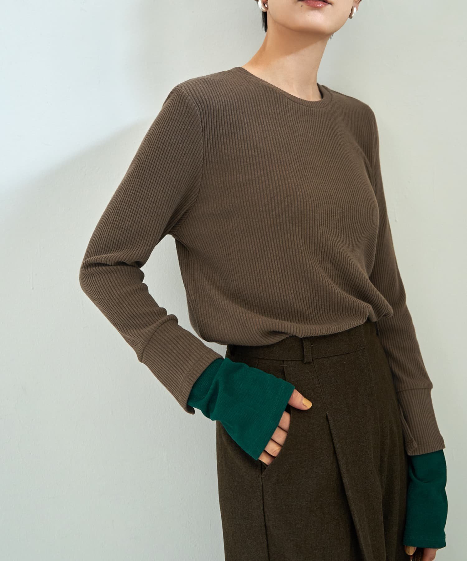 【スタイルデリ/STYLE DELI】のカラーレイヤードリブカットソートップス インテリア・キッズ・メンズ・レディースファッション・服の通販 founy(ファニー) 　ファッション　Fashion　レディースファッション　Fashion for Women　トップス・カットソー　Cut & Sew Tops　カットソー・ベーシックTシャツ　Cut-and-Sewn Tops / Stretch Tees & Basics　イエロー　Yellow　オレンジ　Orange　カットソー　Cut and Sewn Top　切替　Switching, Contrast Panel　サロペット　Overalls, Salopette　ジャケット　Jacket, Outerwear　ストレート　Straight, Straight Cut　スリット　Slit, Slit Detail　なめらか　Smooth, Silky Texture　長袖　Long Sleeve, Full Sleeve　ベスト　Vest, Waistcoat　ラウンド　Round, Round Neck　エレガント 上品　Elegant　カーキブラウン×グリーン|ID: prp329100004808172 ipo3291000000034892007