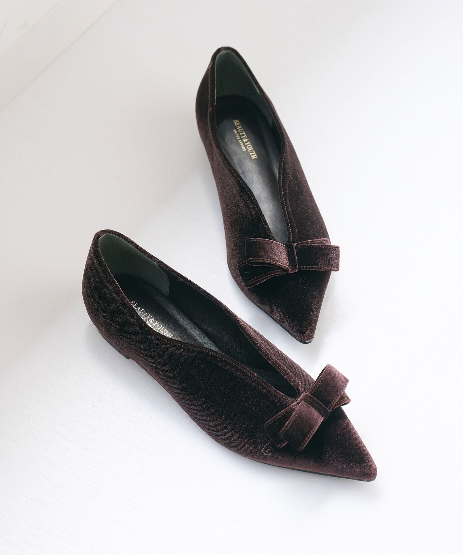 【ビューティ&ユース ユナイテッドアローズ/BEAUTY&YOUTH / UNITED ARROWS】のベルベット リボン Vカット フラットシューズ インテリア・キッズ・メンズ・レディースファッション・服の通販 founy(ファニー) ファッション Fashion レディースファッション Fashion for Women シューズ Shoes, Footwear スラックス Slacks, Dress Pants スリット Slit, Slit Detail タイツ Tights, Legwear フェミニン Feminine, Girly フラット Flat, Flat Shoes ベルベット Velvet, Velvety ボトム Bottoms, Lower Wear モチーフ Motif, Design Theme リボン Ribbon, Bow ワイド Wide, Wide Fit A/W・秋冬 Autumn/Winter DK.BROWN|ID: prp329100004808211 ipo3291000000034892254