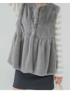 【コカ/COCA】のファーペプラムベスト 人気、トレンドファッション・服の通販 founy(ファニー) ファッション Fashion レディースファッション Fashion for Women アウター Coat / Outerwear Collection トップス・カットソー Cut & Sew Tops ベスト&ジレ / 重ね着スタイル Vests & Gilets エレガント 上品 Elegant オケージョン Occasion Wear タートル Turtleneck, Turtle Collar なめらか Smooth, Silky Texture バランス Balance, Style Balance パール Pearl, Pearl Accent フェイクファー Faux Fur, Imitation Fur フロント Front, Front Design ベスト Vest, Waistcoat ペプラム Peplum, Flared Hem ポケット Pocket, Pocket Detail リブニット Rib Knit, Ribbed Knit A/W・秋冬 Autumn/Winter 2025年 2025 2025-2026秋冬・A/W Autumn/Winter 2025–26 AW25–26 thumbnail Gray|ID: prp329100004808445 ipo3291000000034894401